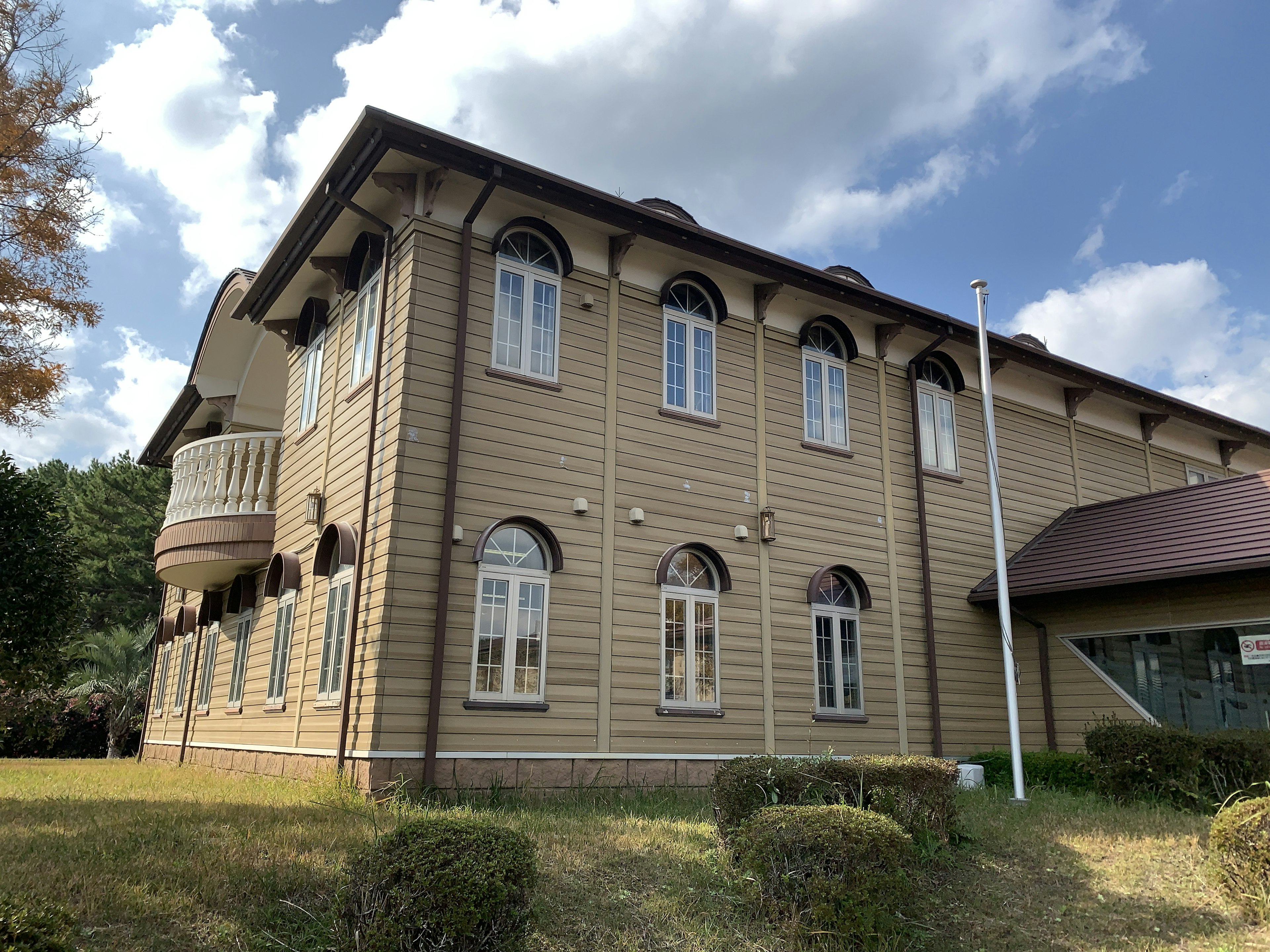 Zweistöckiges Gebäude im westlichen Stil mit auffälligen Bogenfenstern