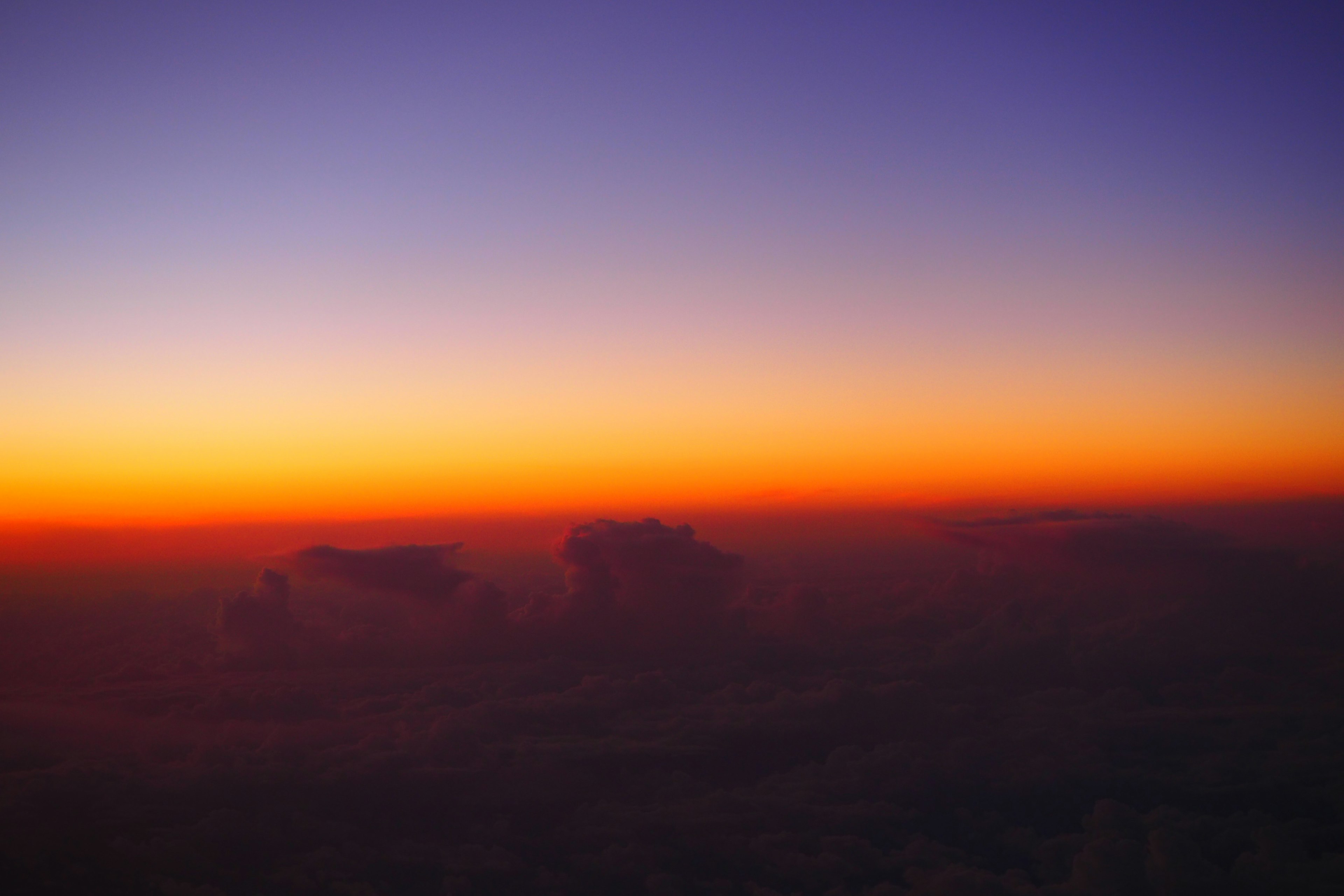 Impresionante degradado de colores del atardecer en el cielo