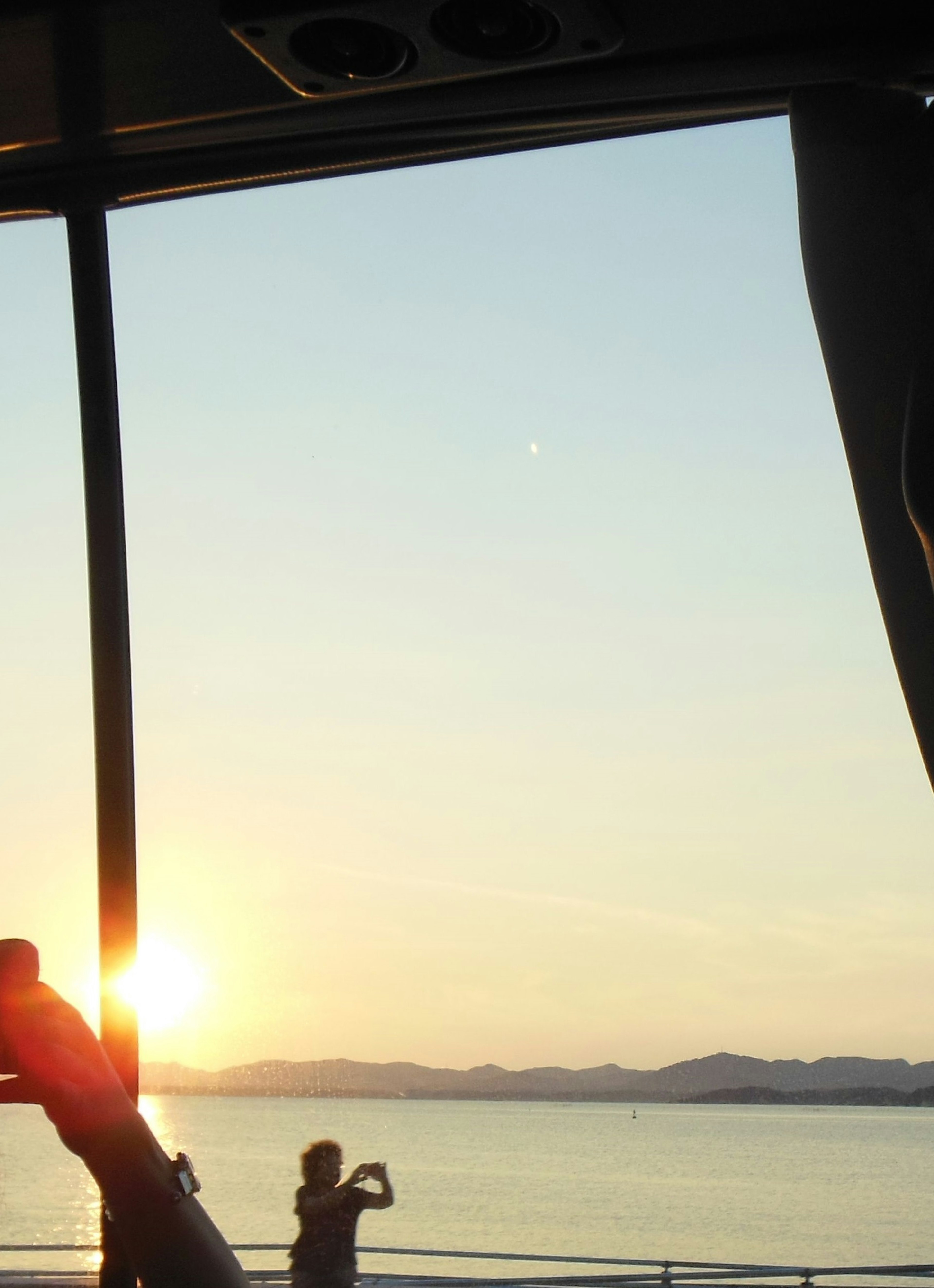 Une silhouette d'une personne regardant le coucher de soleil sur la mer