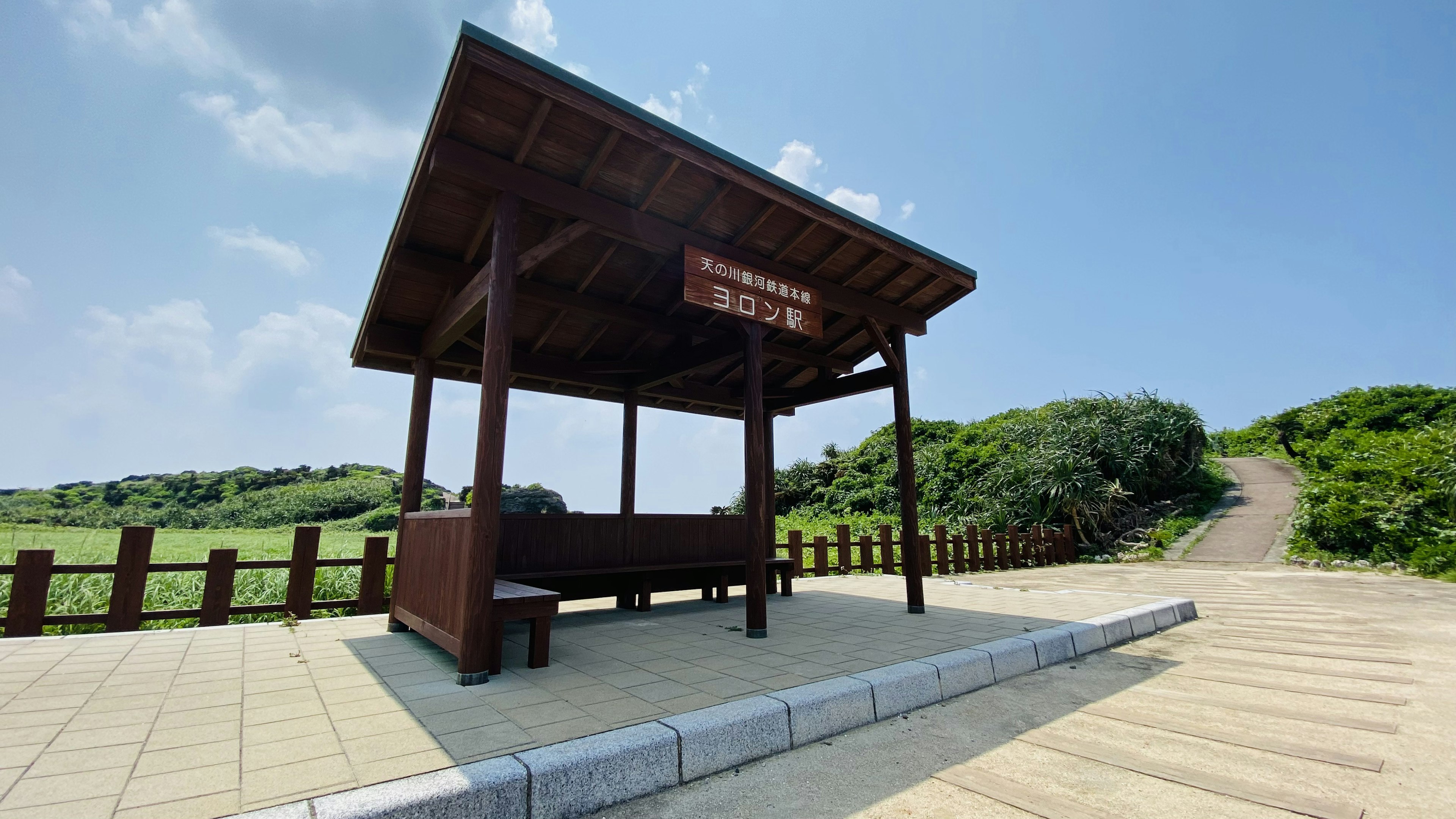 Área de descanso de madera con cielo azul claro