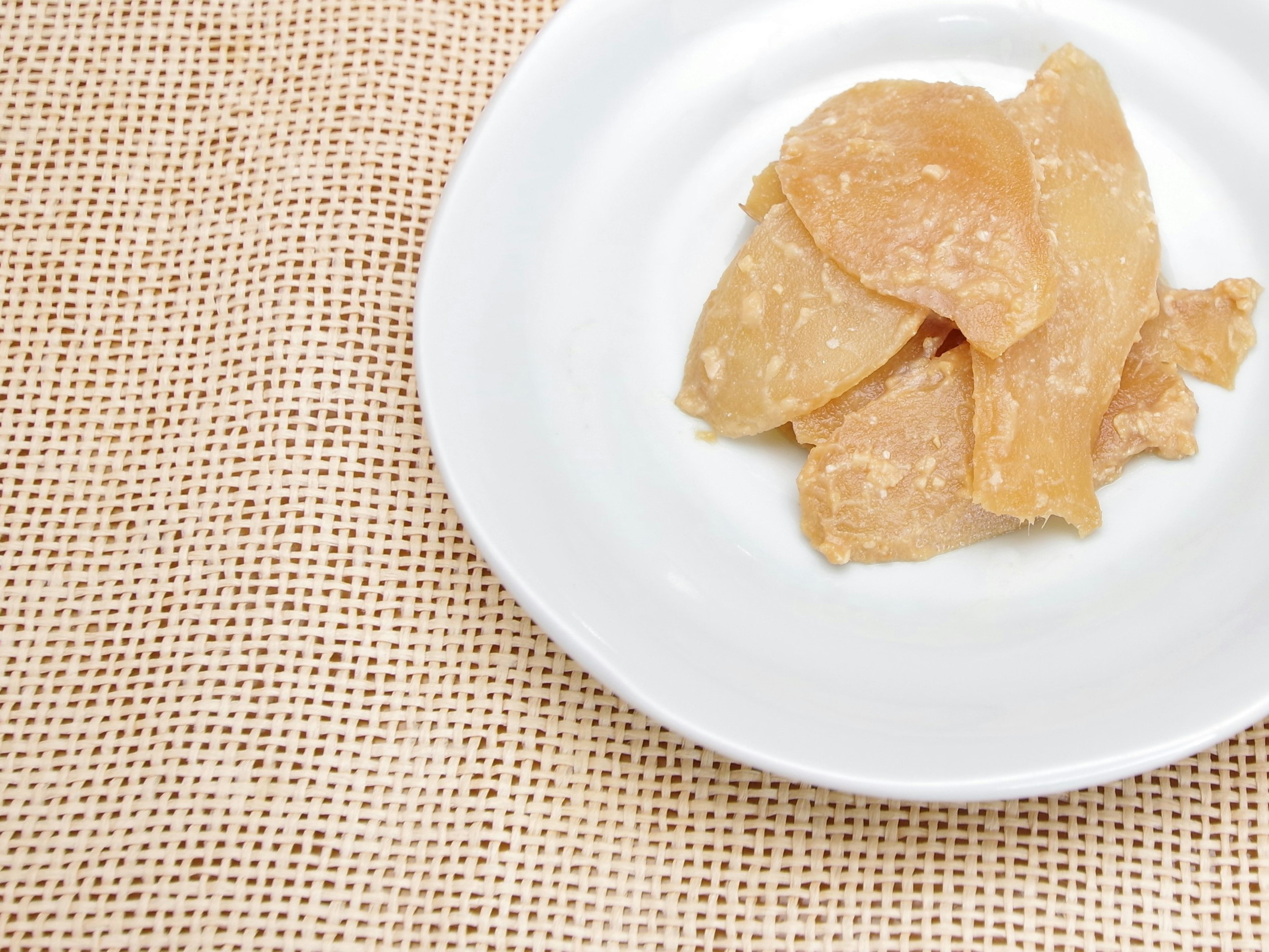 Rebanadas de fruta seca en un plato blanco