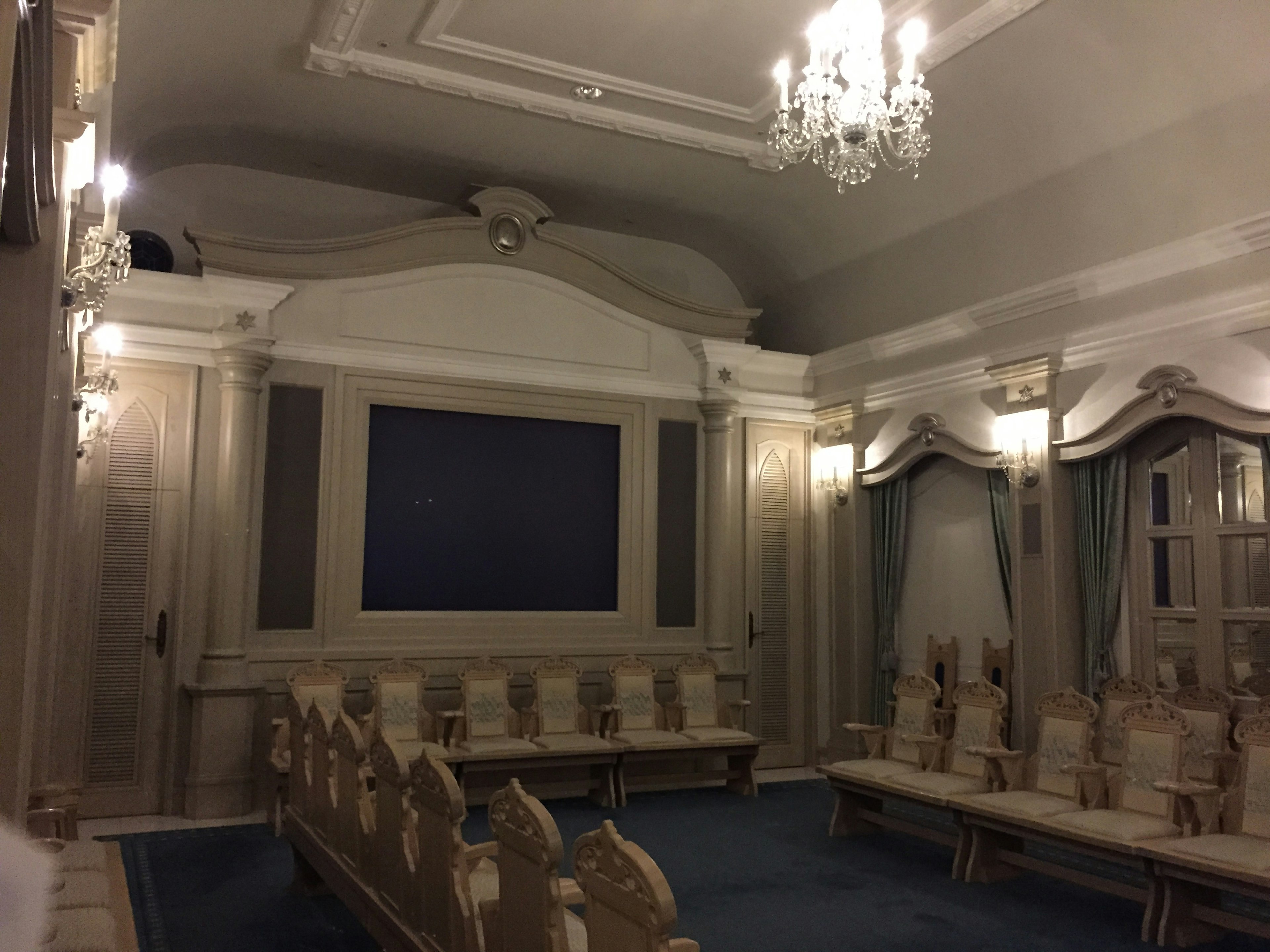 Elegante sala conferenze con lampadario luminoso e posti a sedere lussuosi