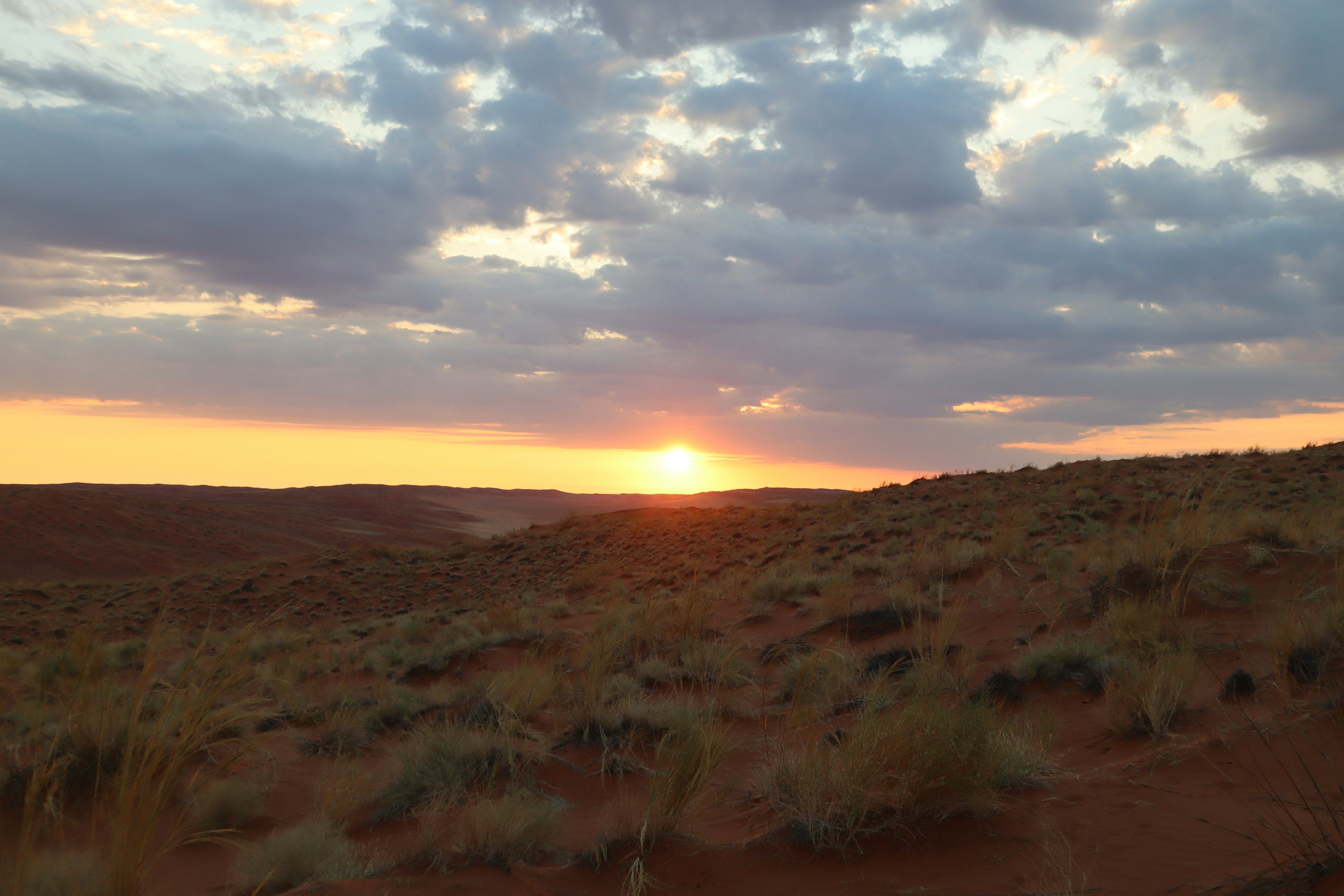 Hermoso paisaje de atardecer sobre colinas desérticas