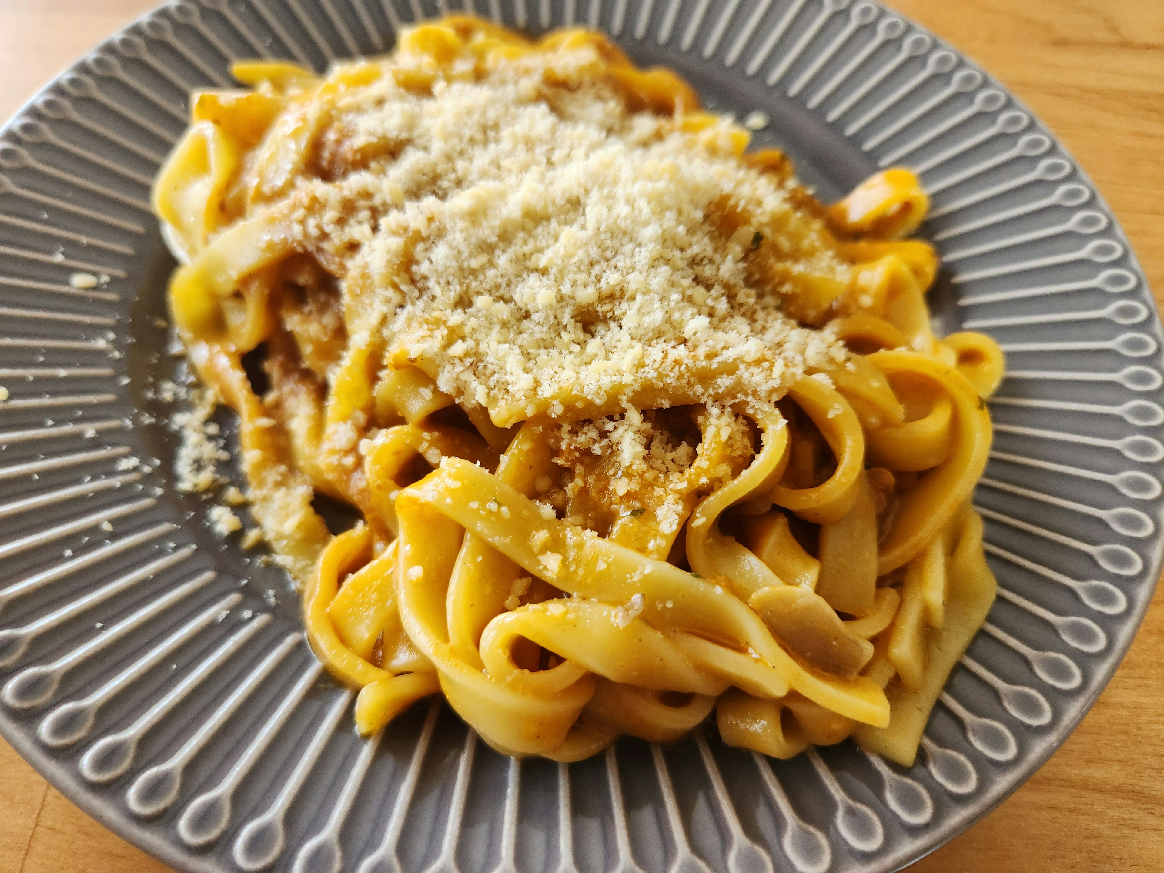 Assiette de pâtes délicieuse garnie de fromage parmesan