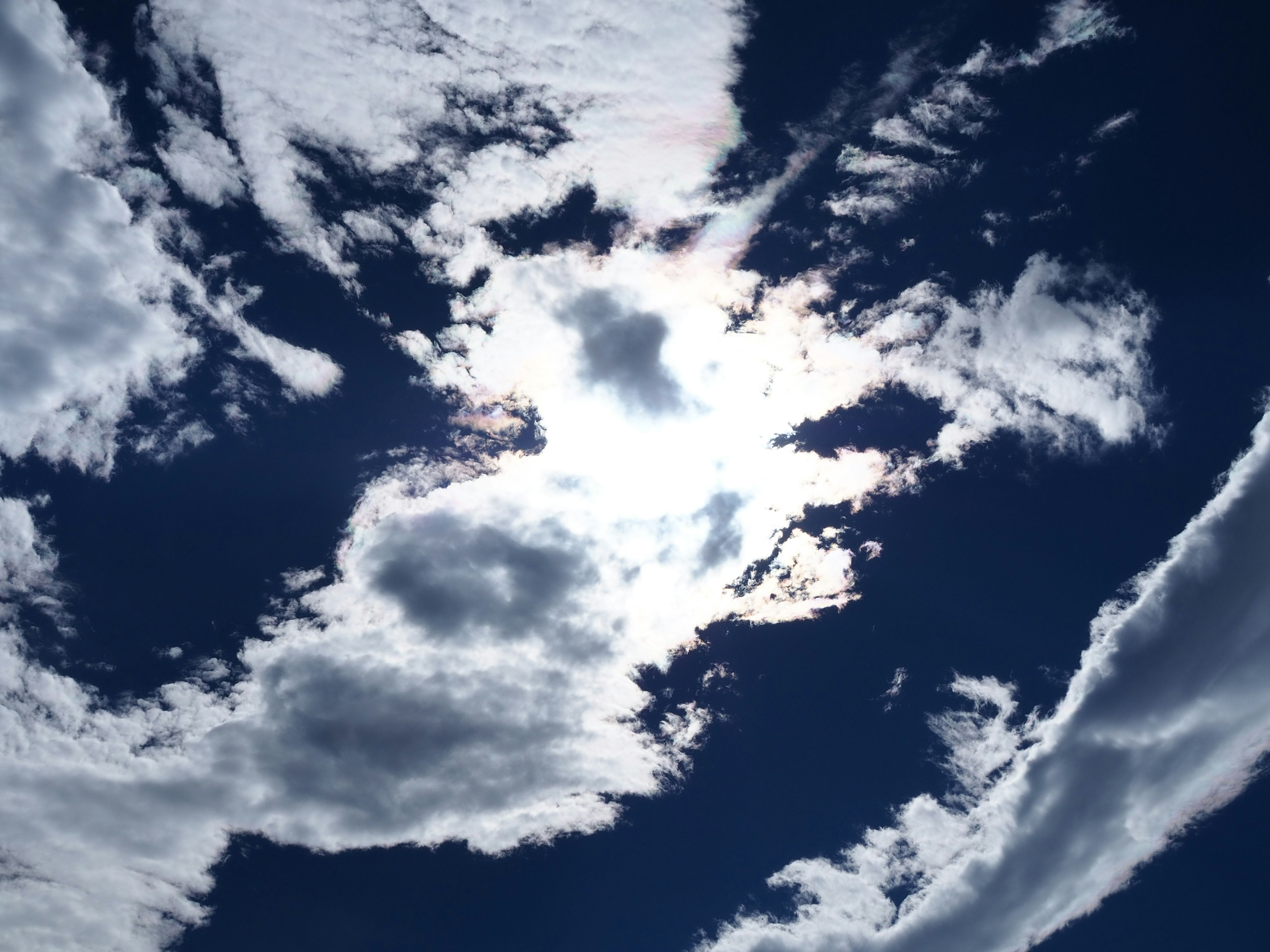 青い空に広がる白い雲と太陽の光