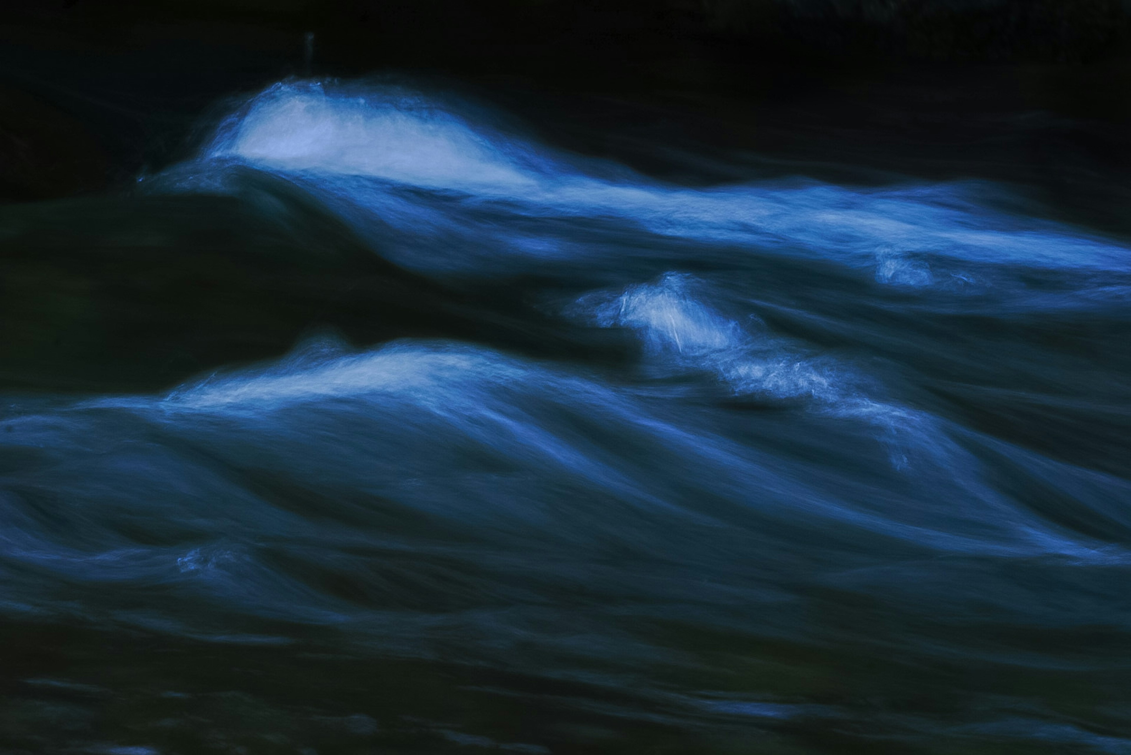 青い波が静かに流れる水面の画像