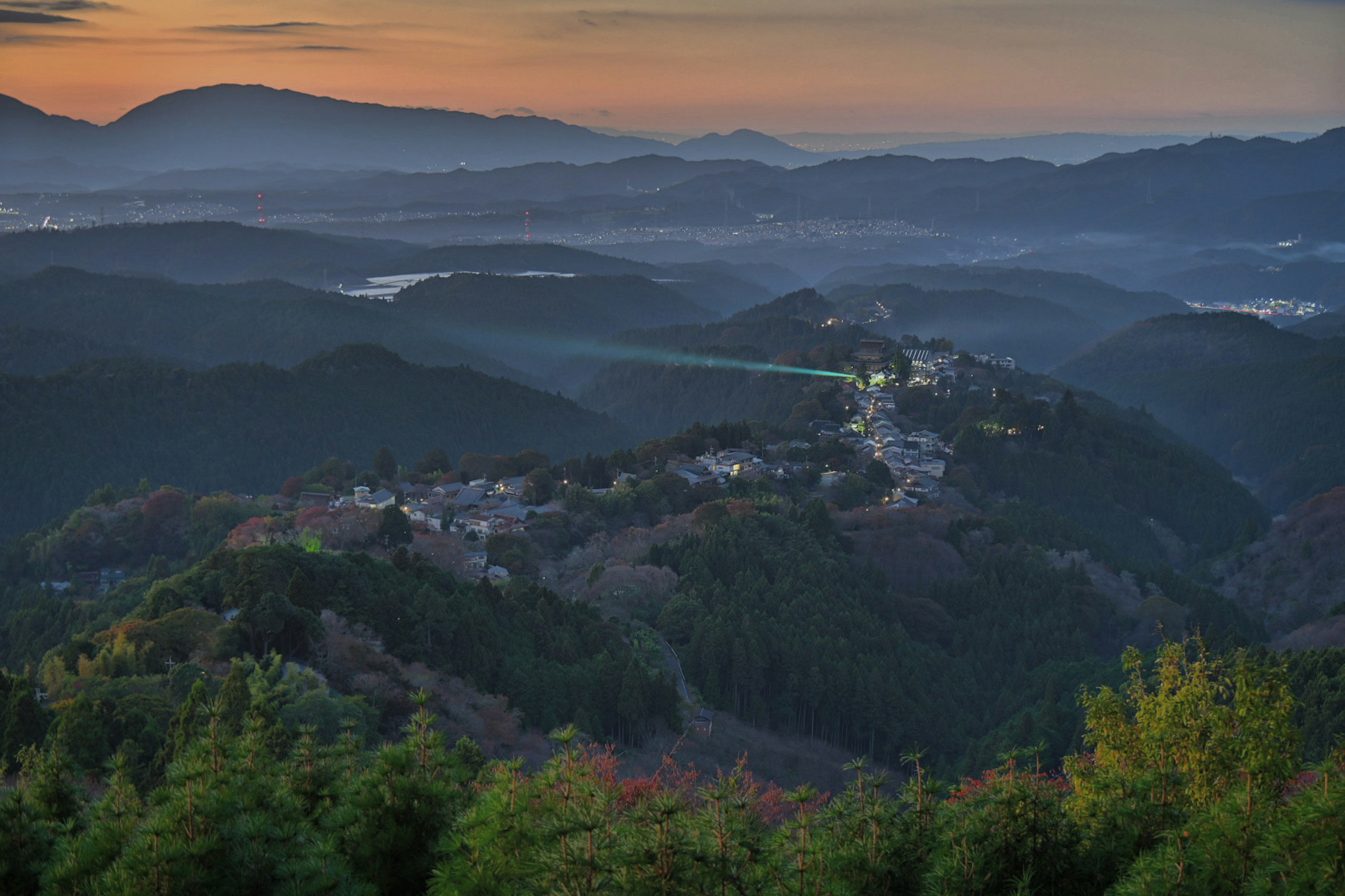 Panoramablick auf Berge und Dorf in der Dämmerung