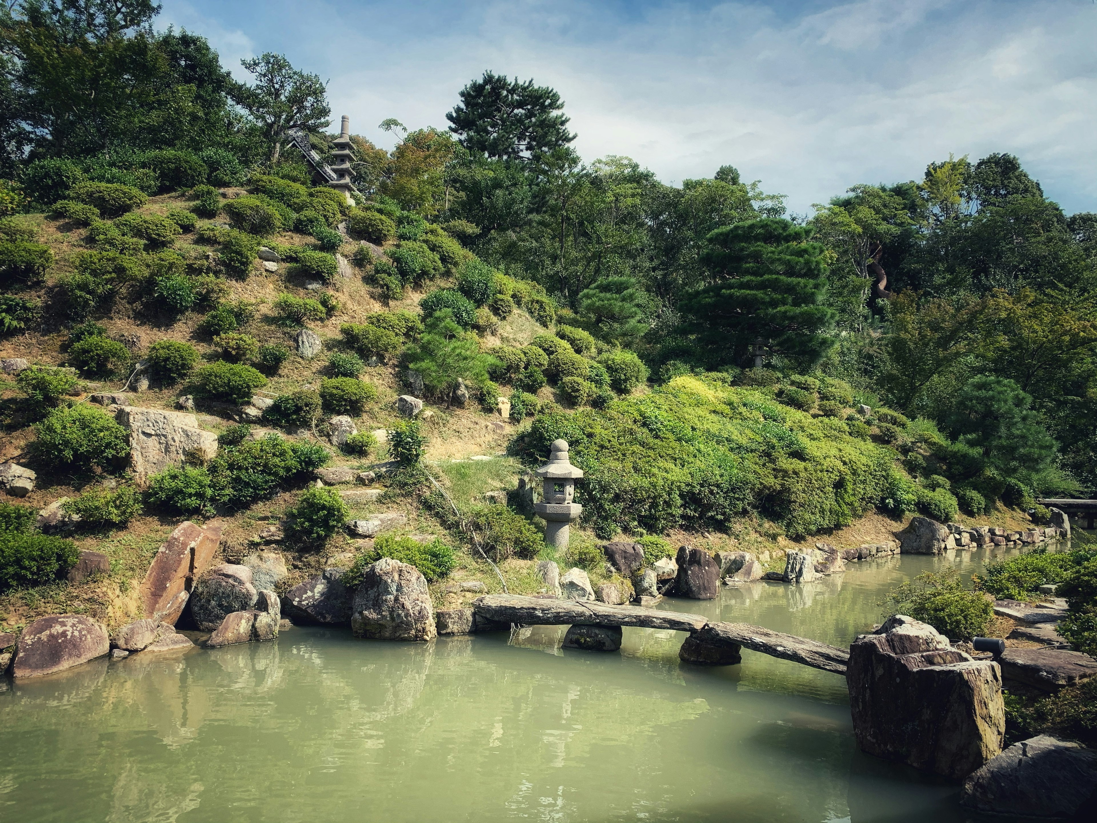 静かな日本庭園の風景 橋と池が特徴