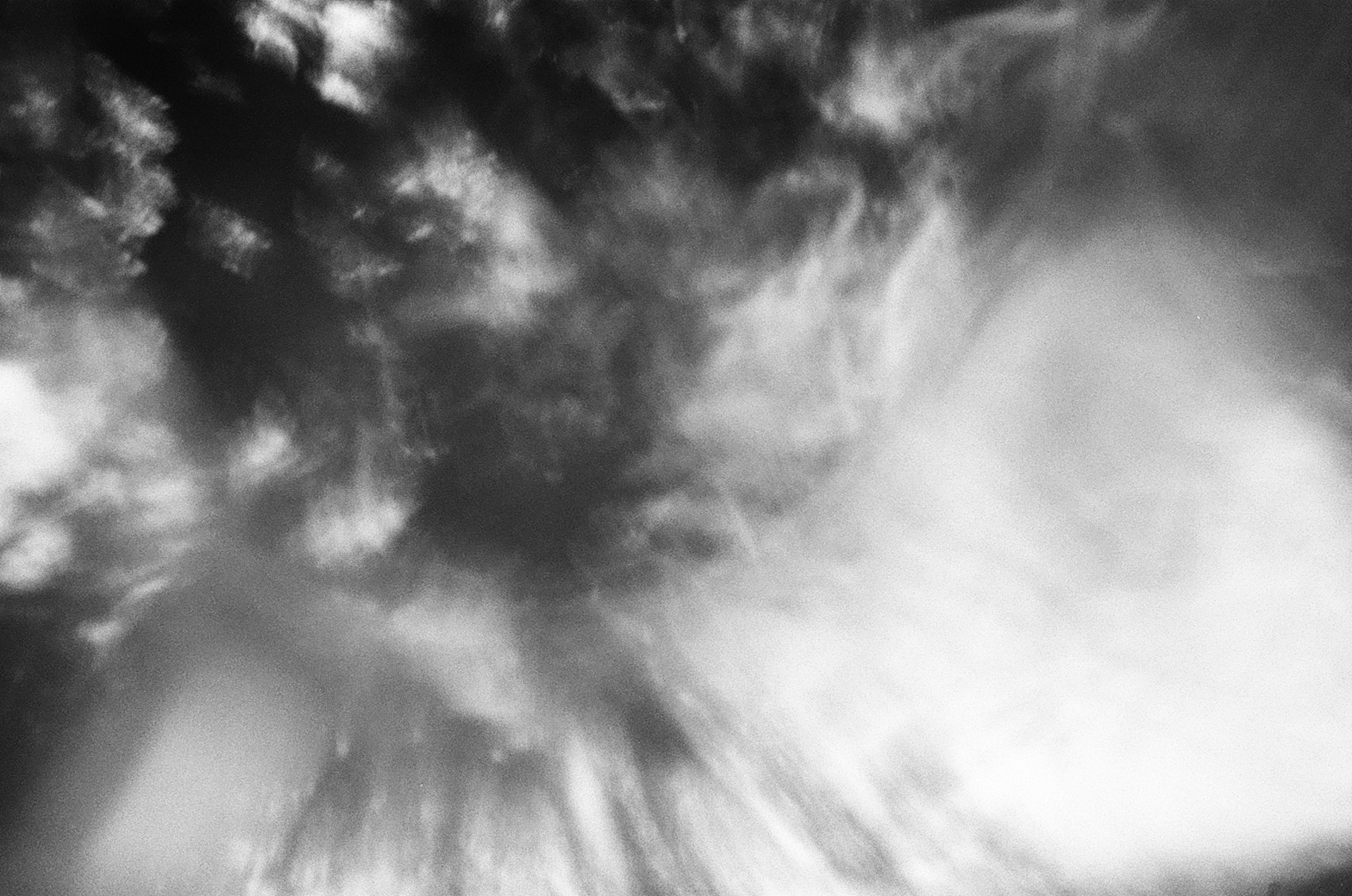 Immagine astratta di nuvole e movimento di luce in bianco e nero