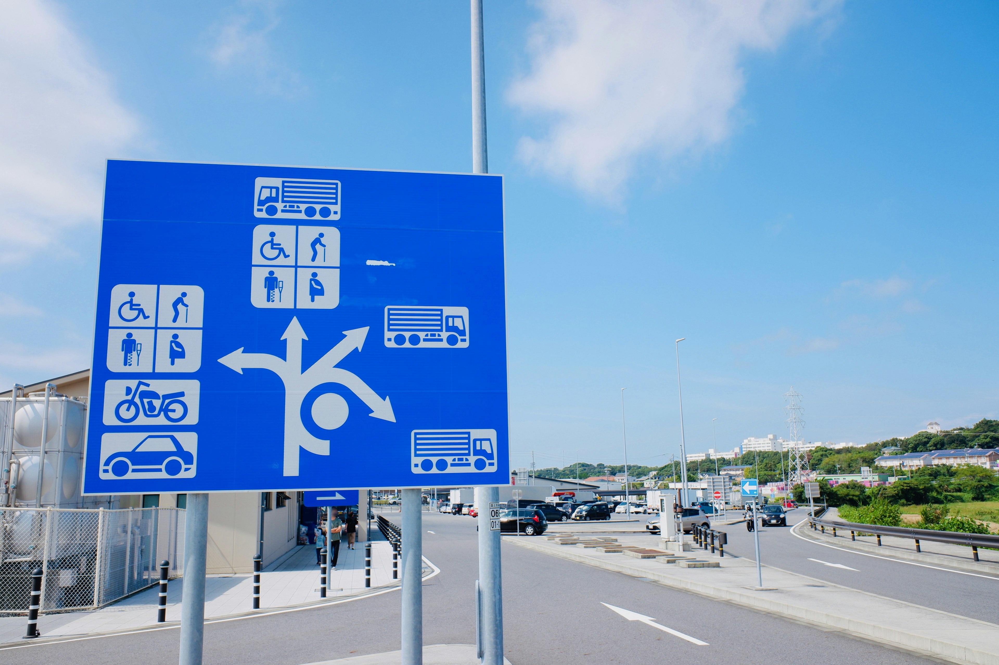 Panneau de signalisation bleu avec divers icônes pour différents modes de transport