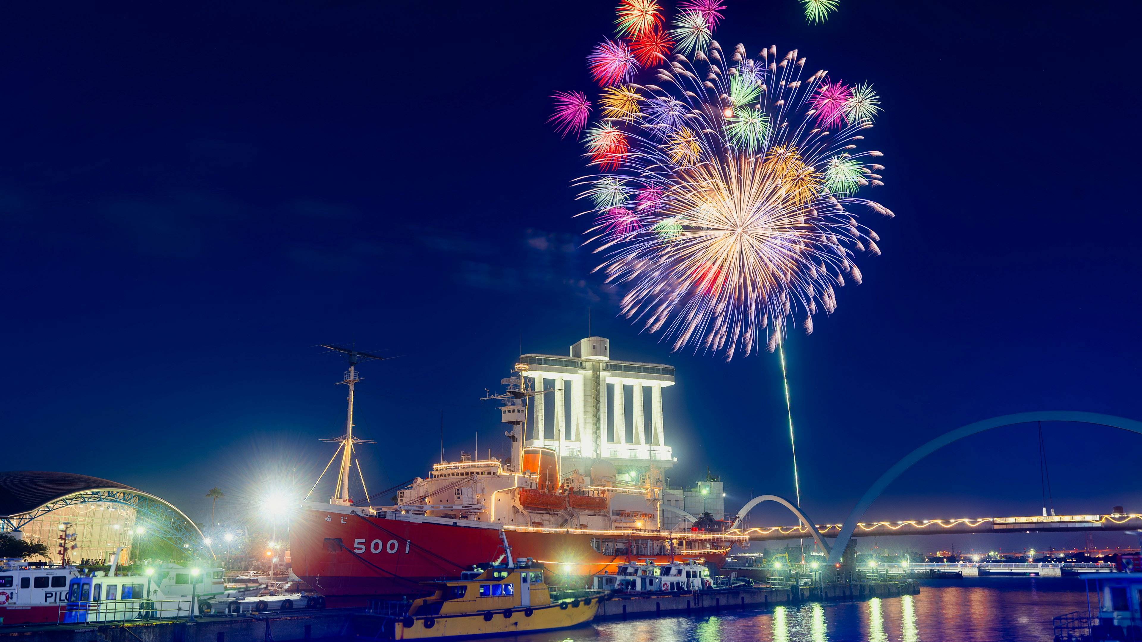 Feu d'artifice au-dessus d'un port la nuit