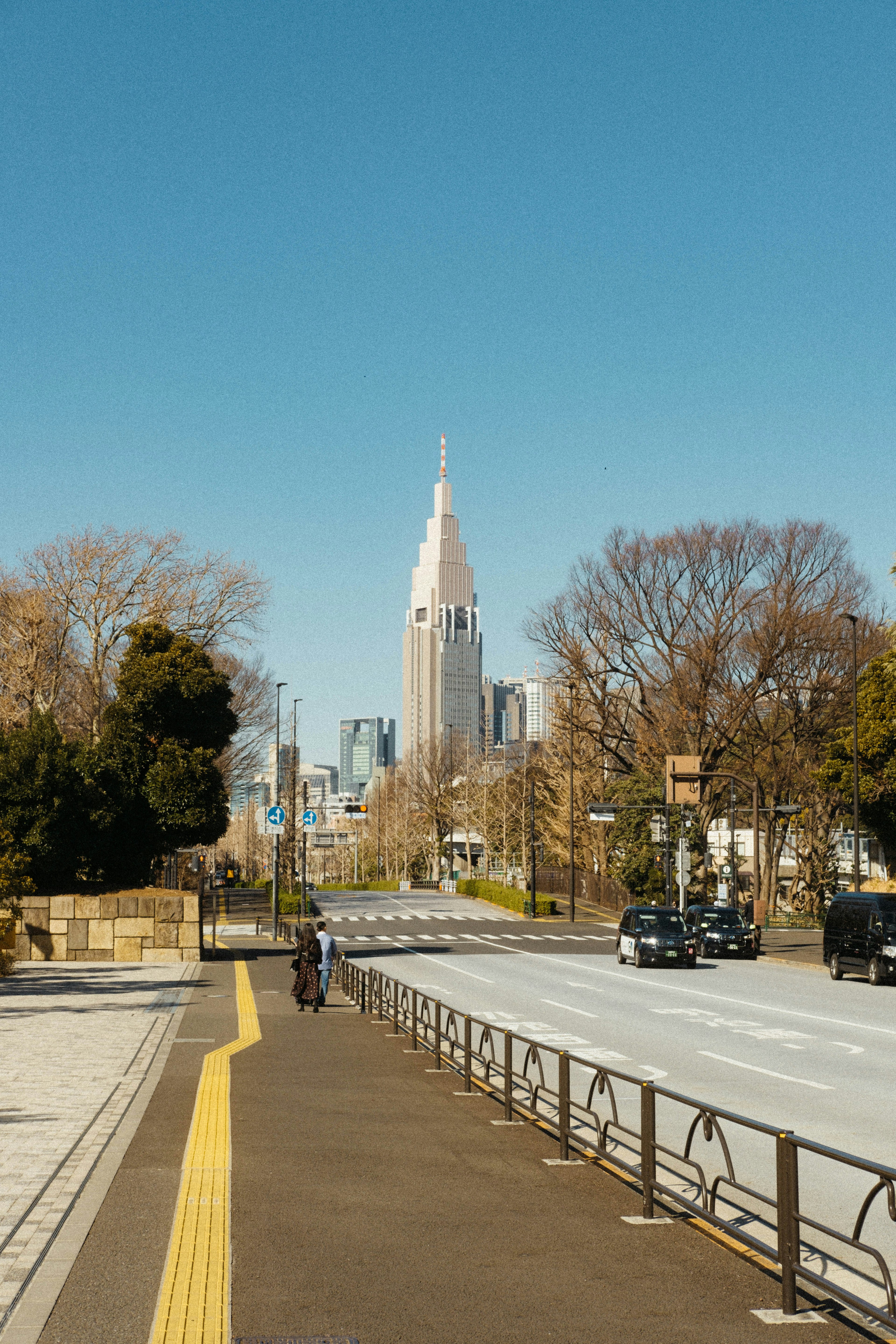 新宿摩天大樓和藍天的景色