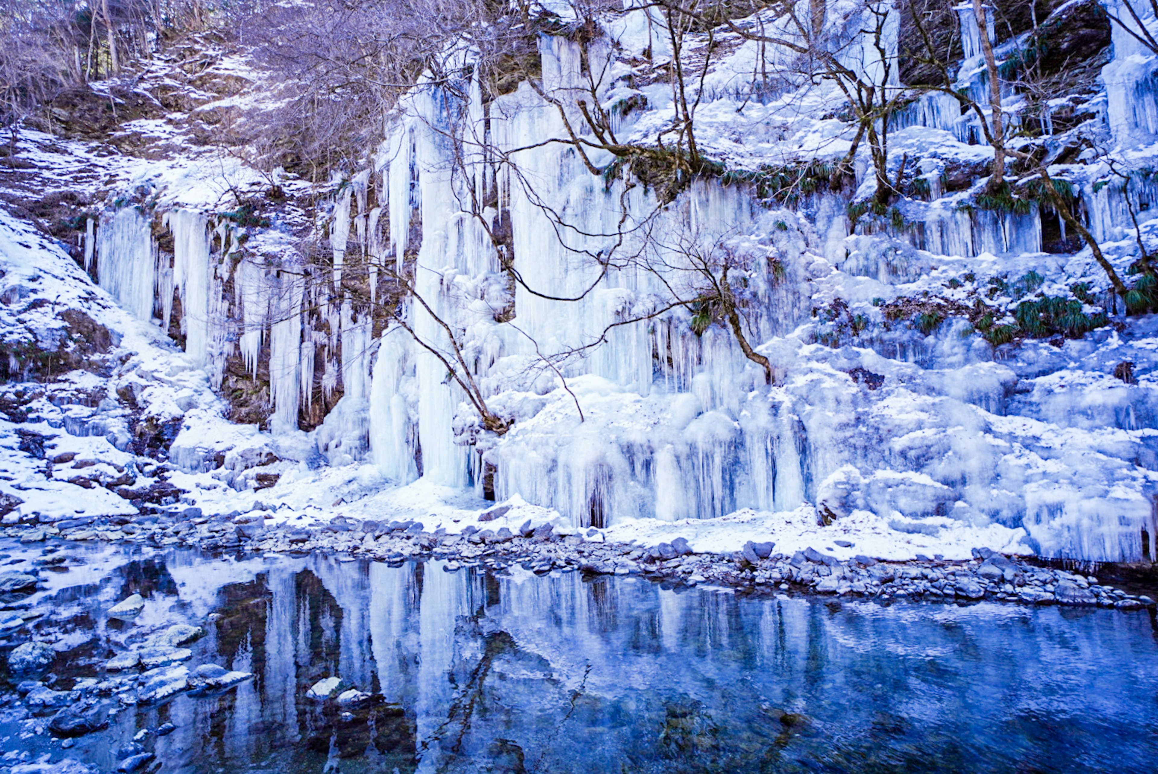 美丽的冬季场景，冰瀑布和冰冷的河岸