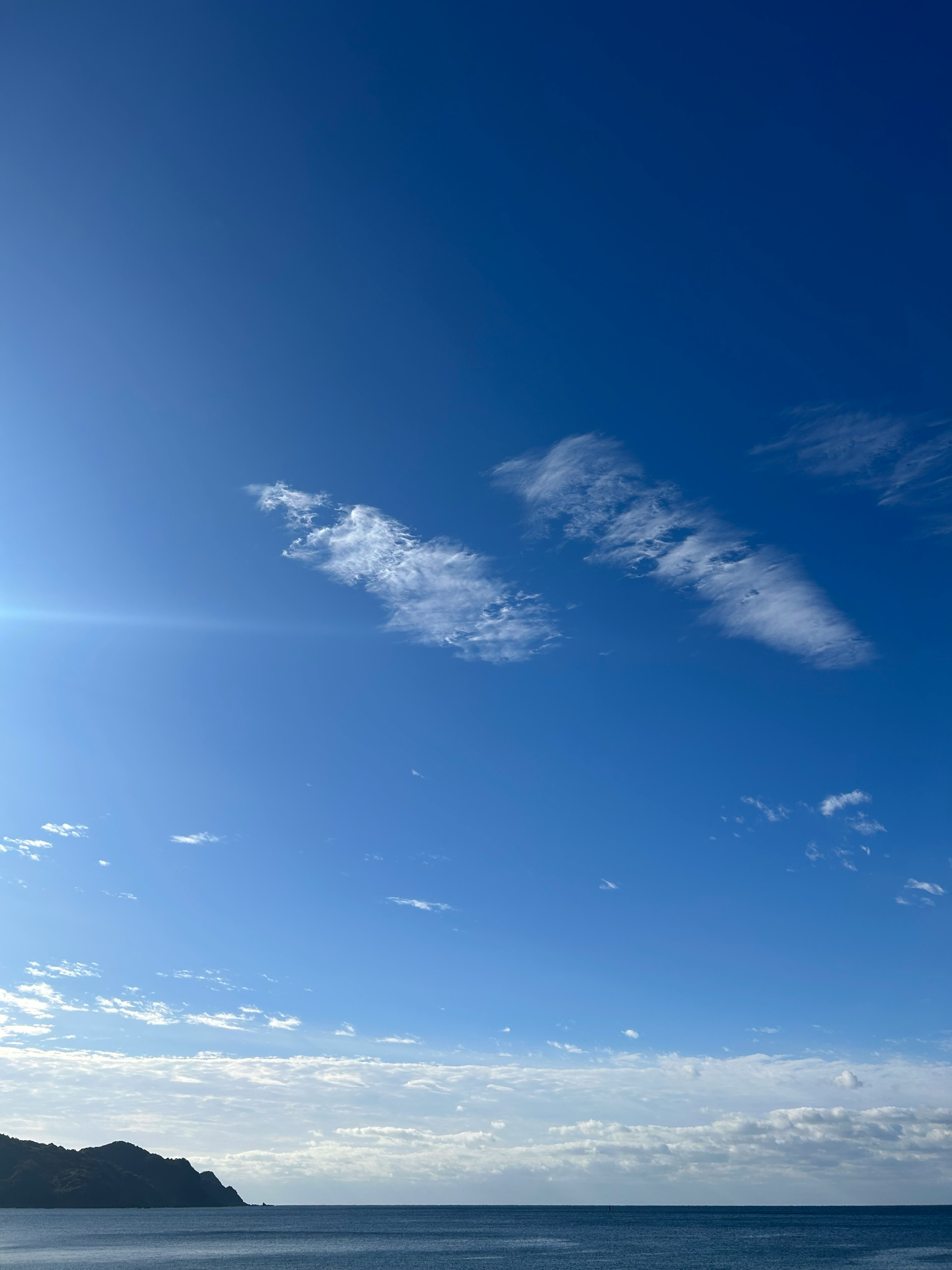 Panoramablick auf einen blauen Himmel mit Wolken über dem Ozean