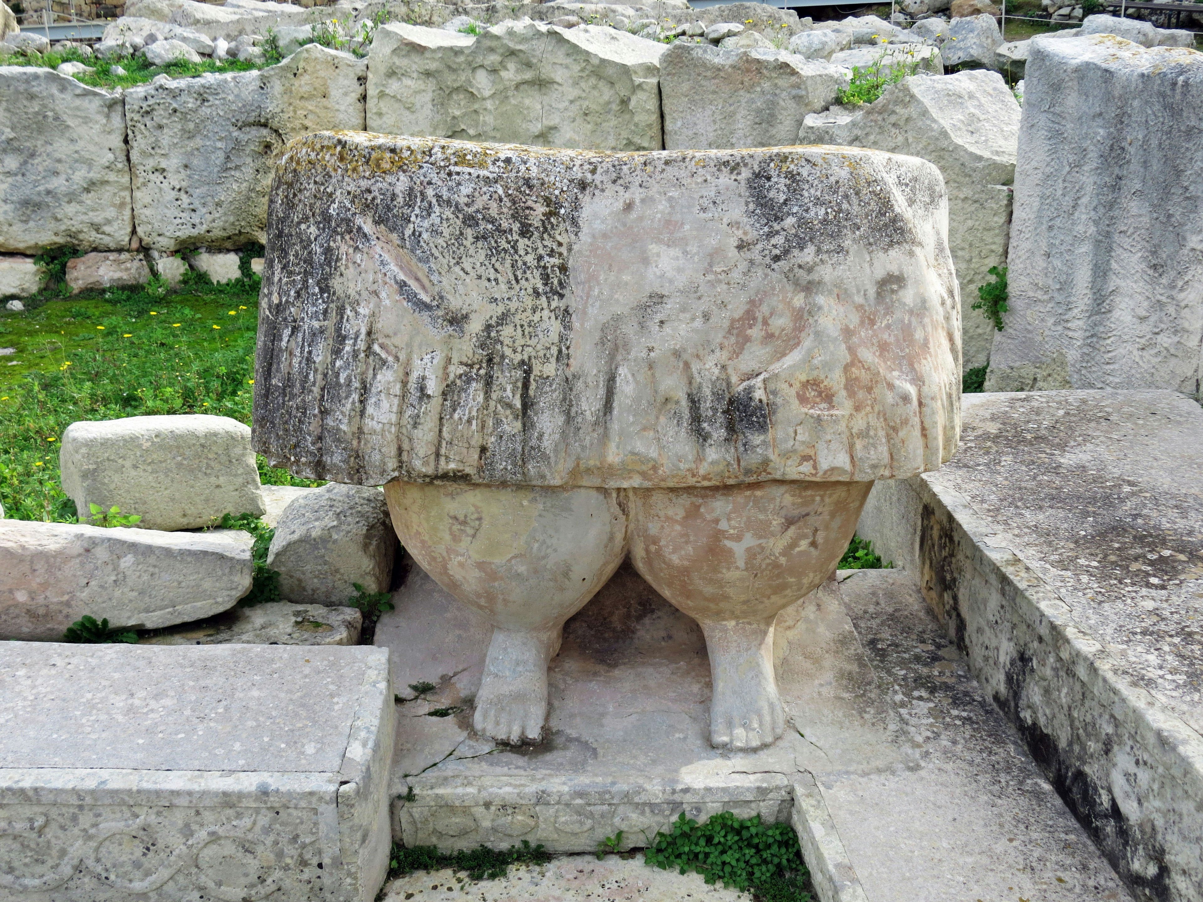 Scultura in pietra antica tra le rovine con caratteristiche uniche