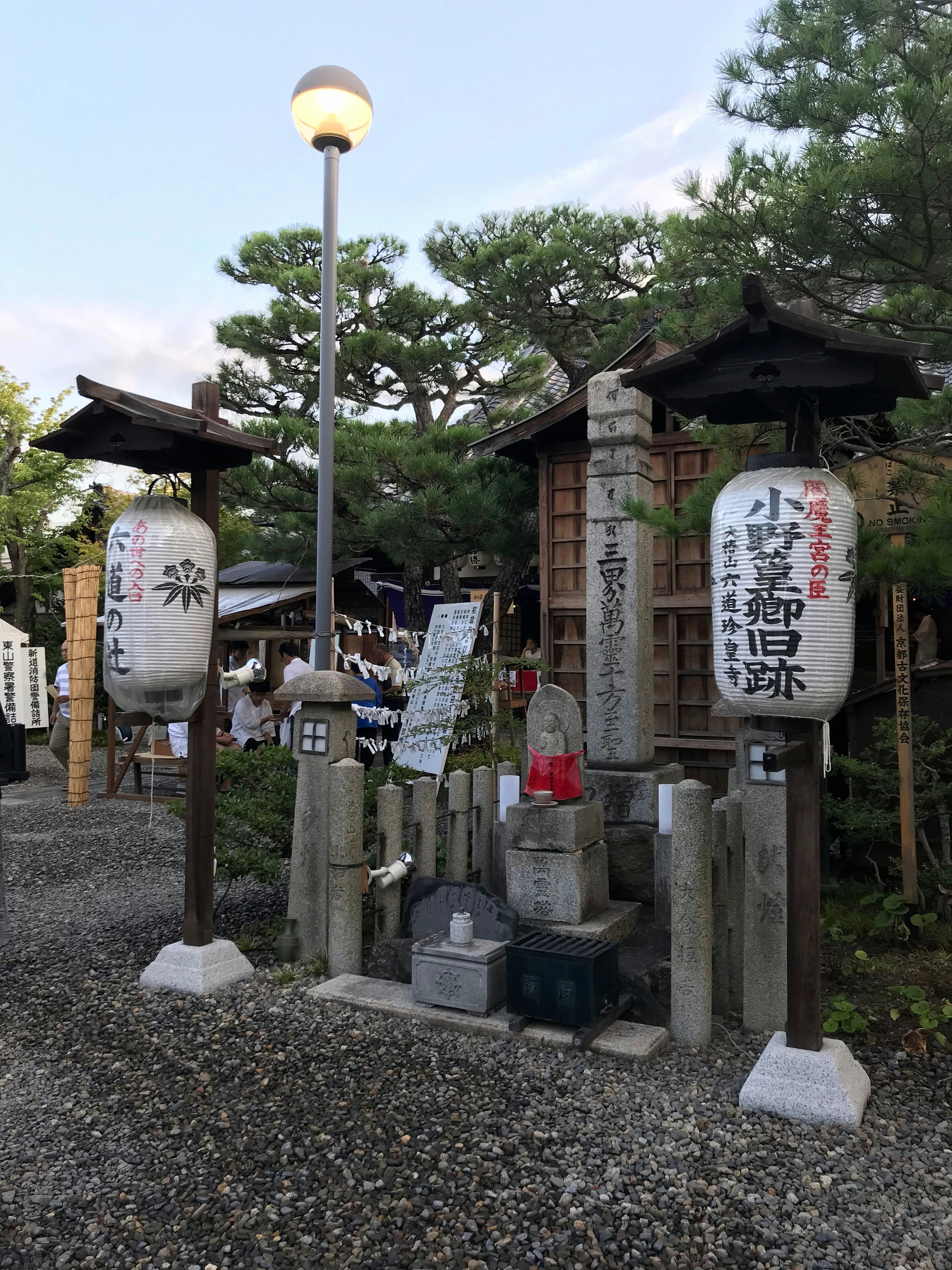 传统日本灯笼和水池的宁静花园景观