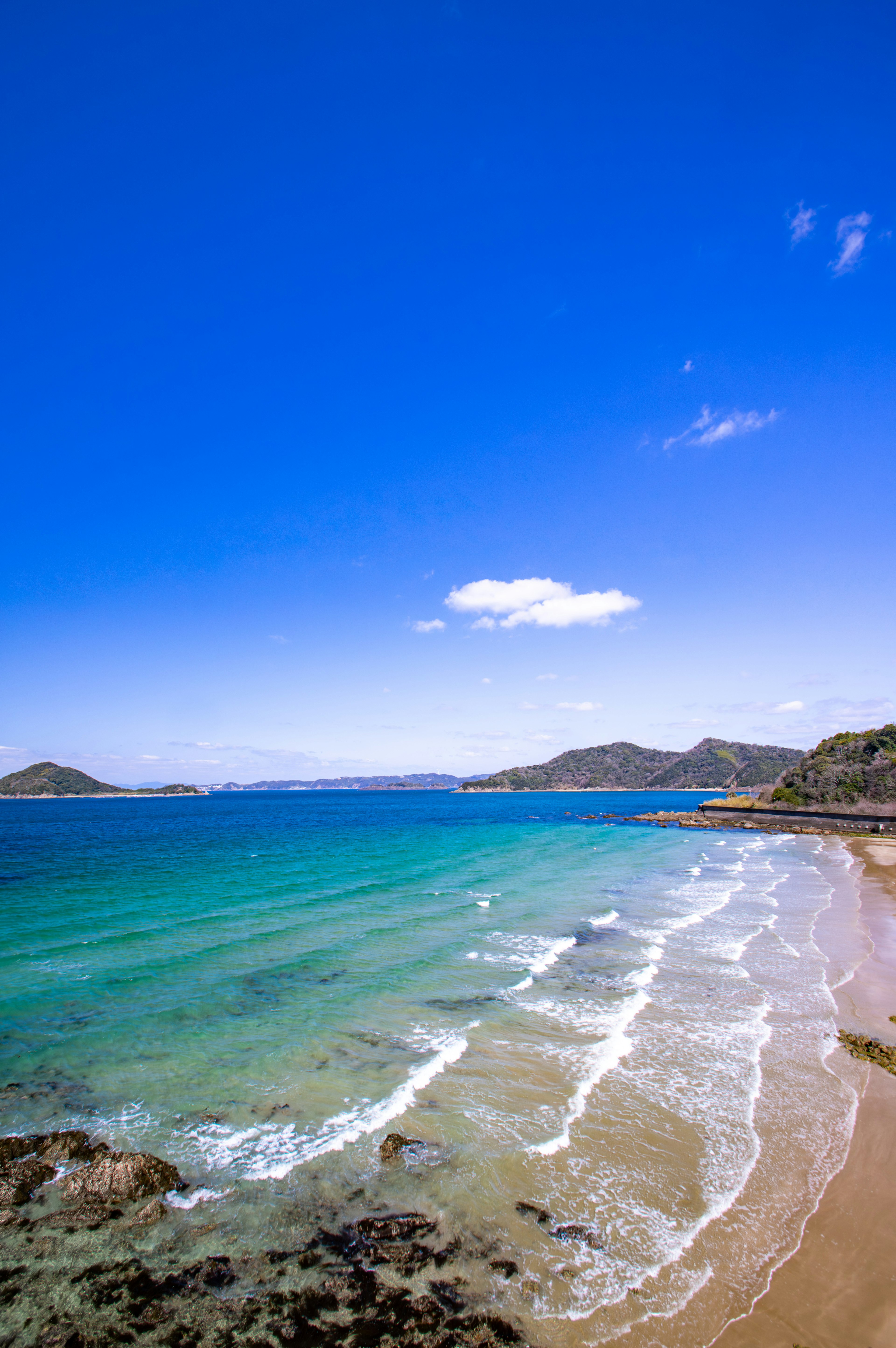 Vista de playa escénica con cielo azul y agua turquesa