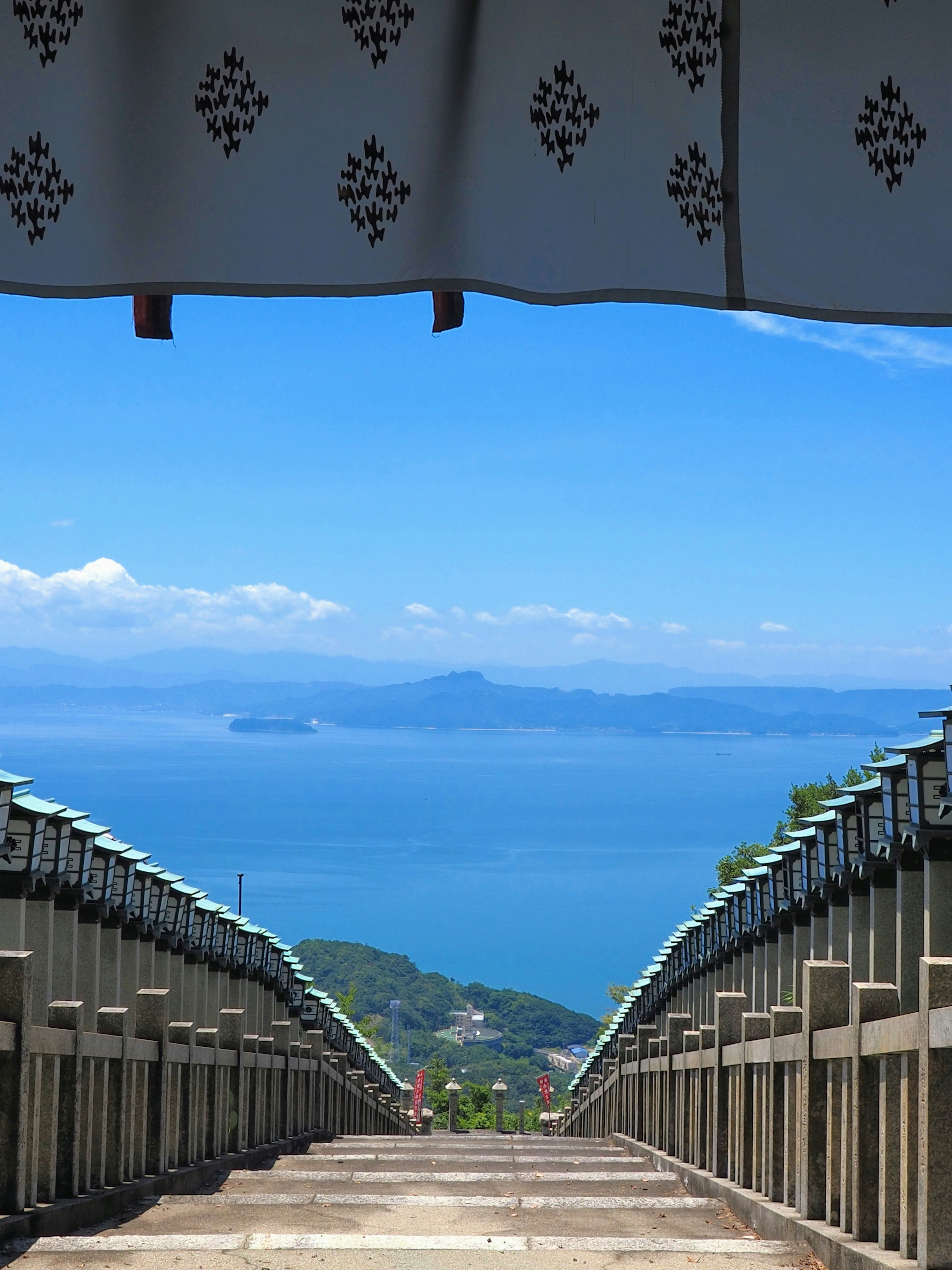 Vue en perspective des escaliers menant à un paysage océanique pittoresque