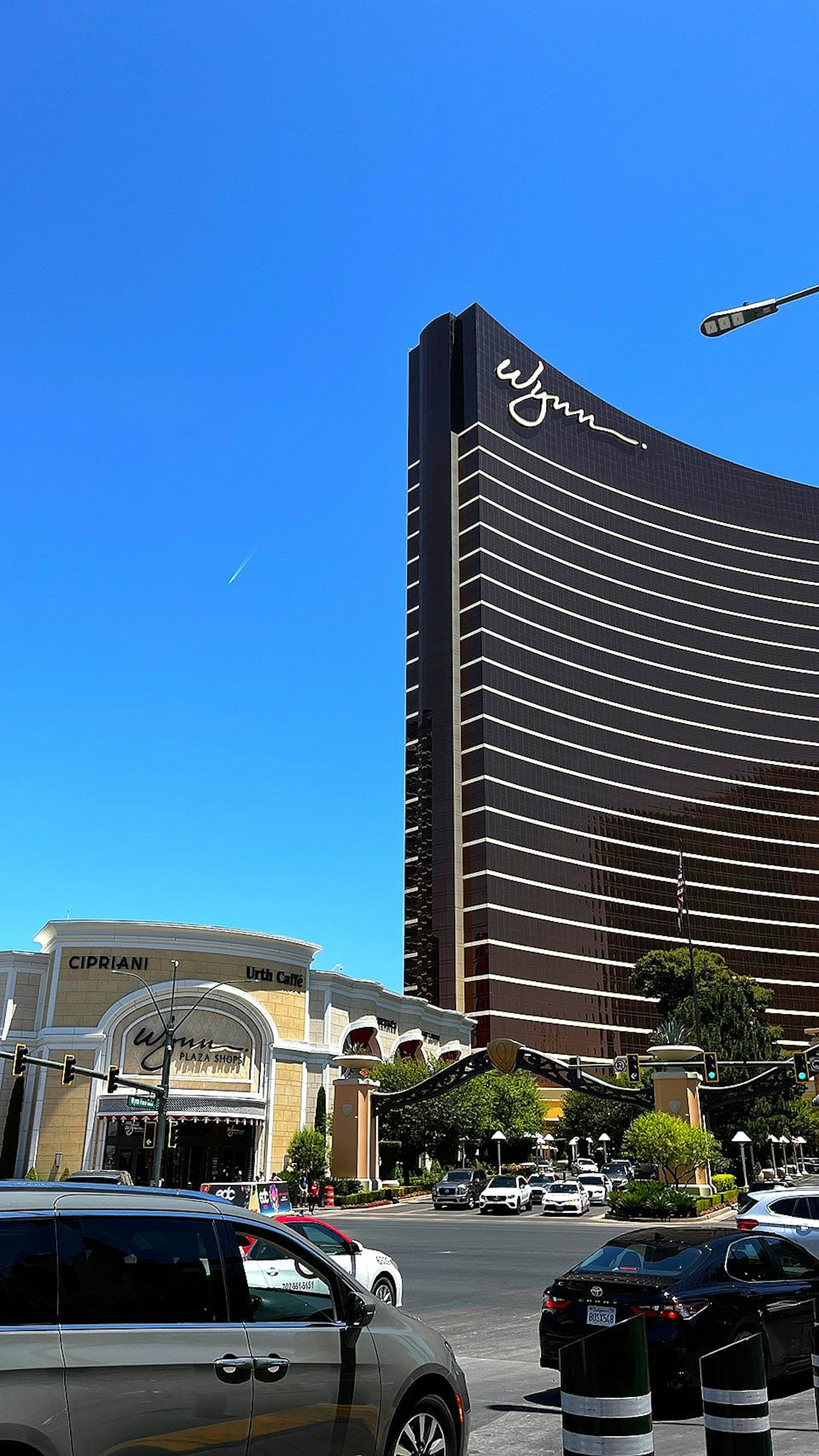 Tòa nhà cao của Wynn Resort ở Las Vegas với bầu trời xanh trong