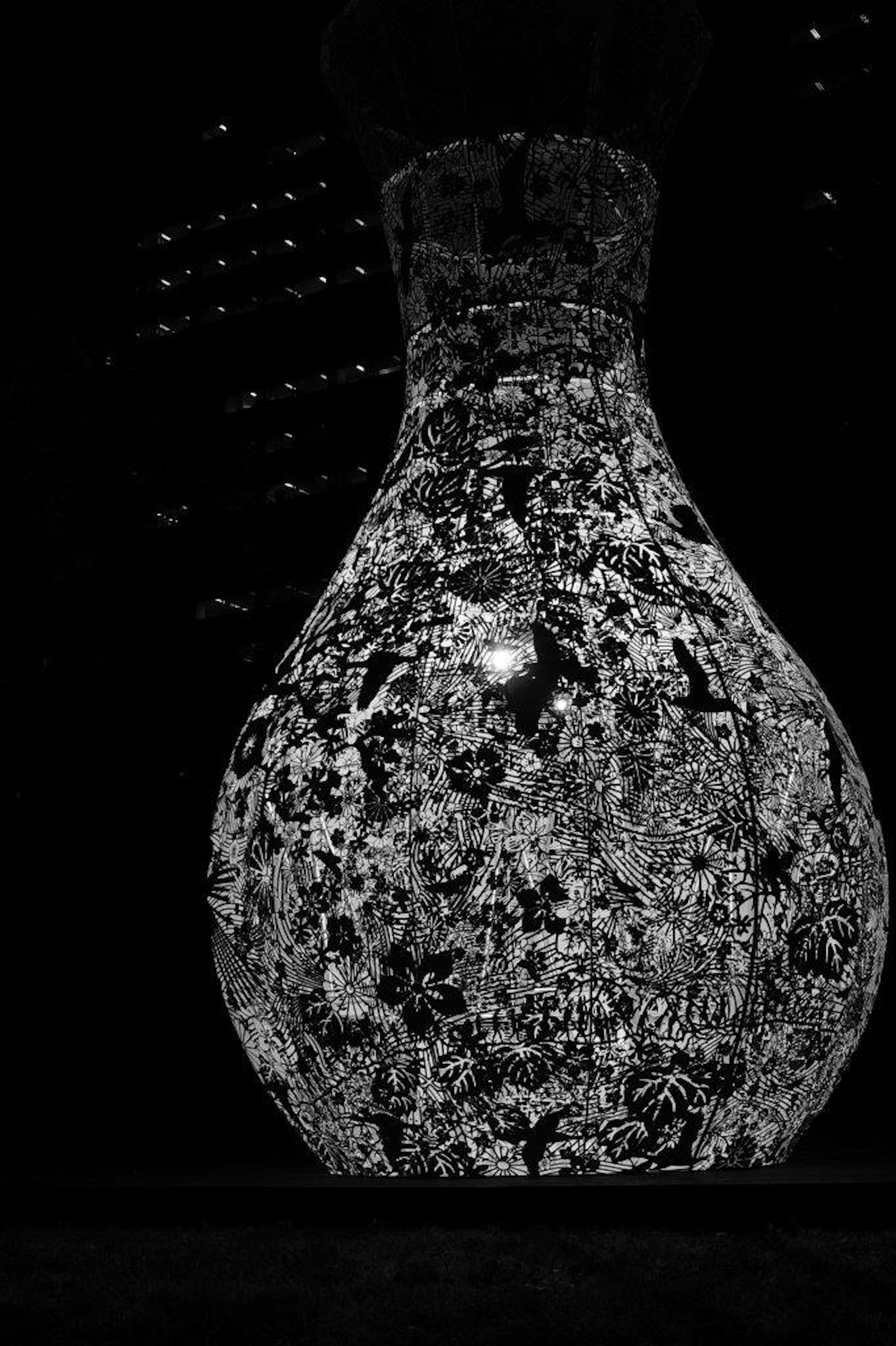 Silhouette di una lampada artistica su sfondo nero