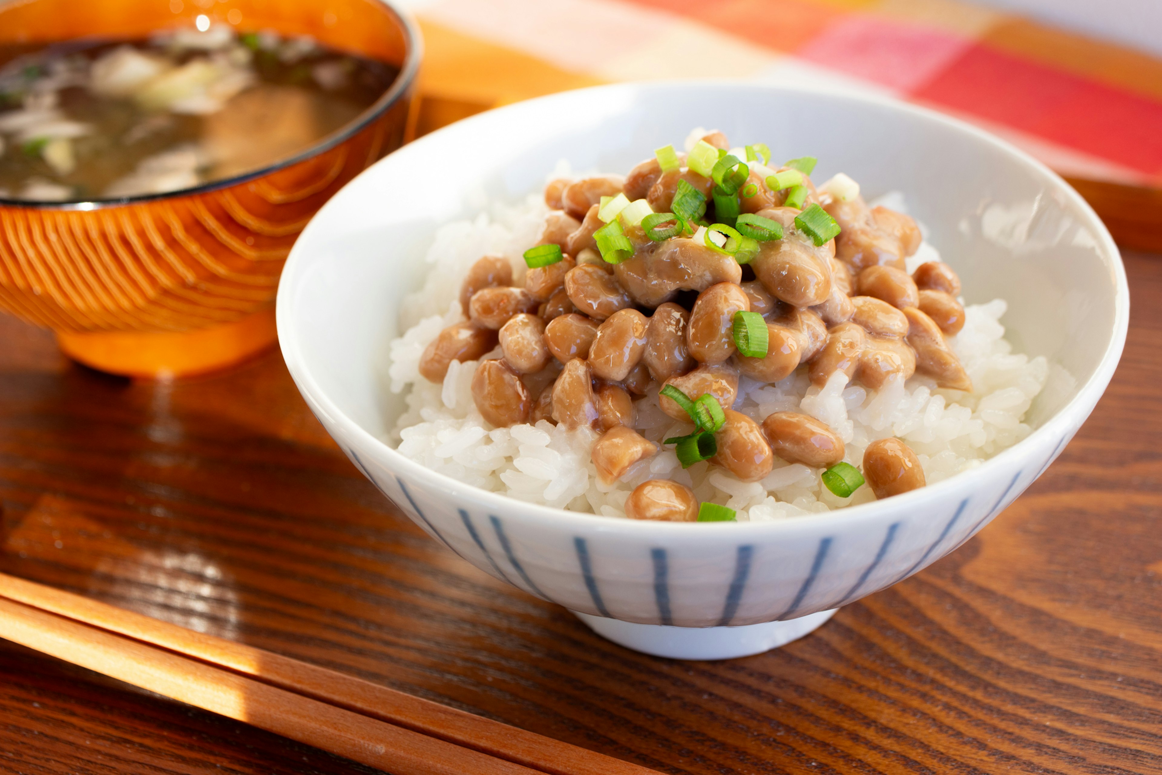 Tazón de arroz cubierto con natto y cebollas verdes