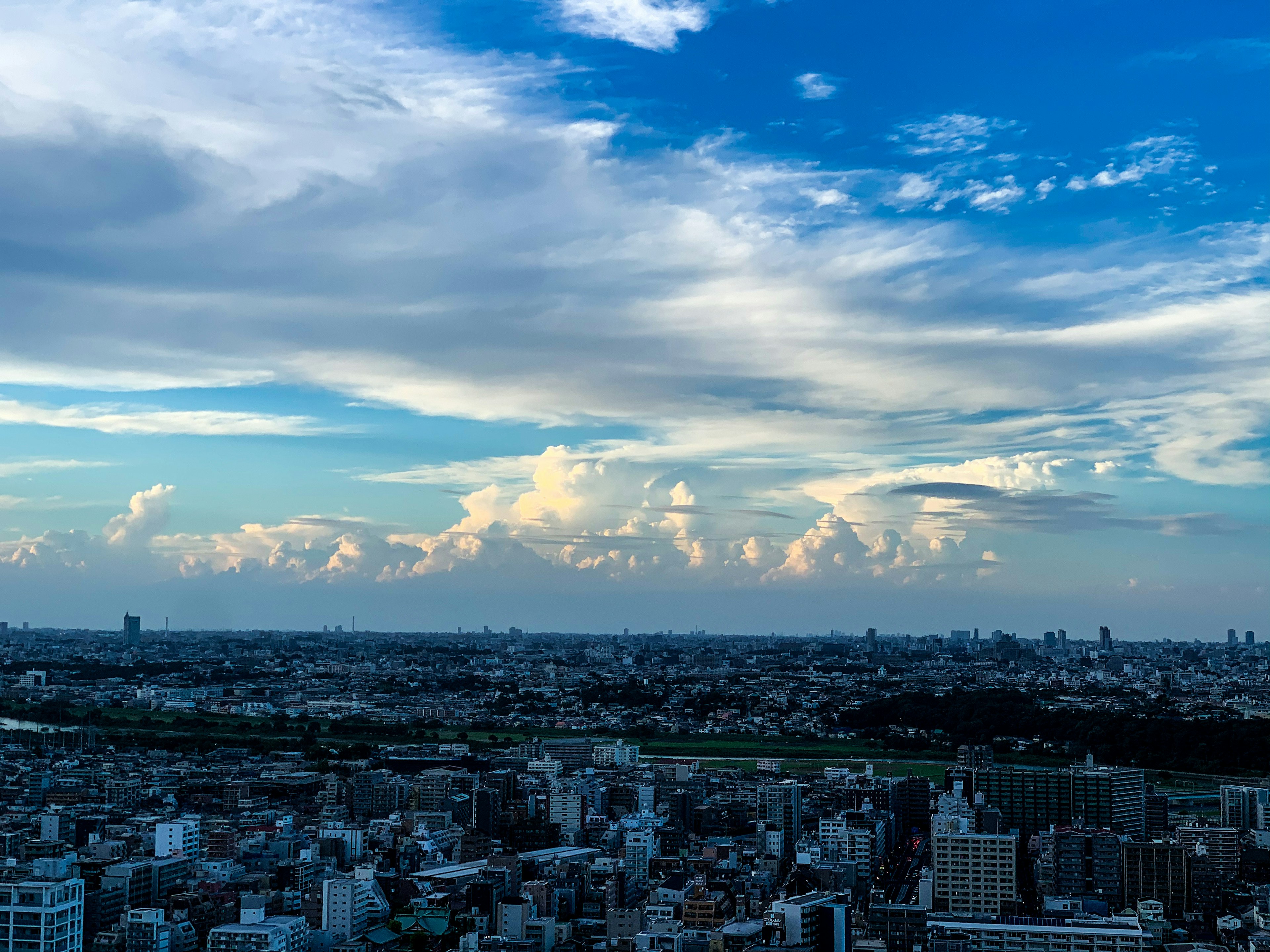 東京の都市景観と青い空に広がる雲の風景