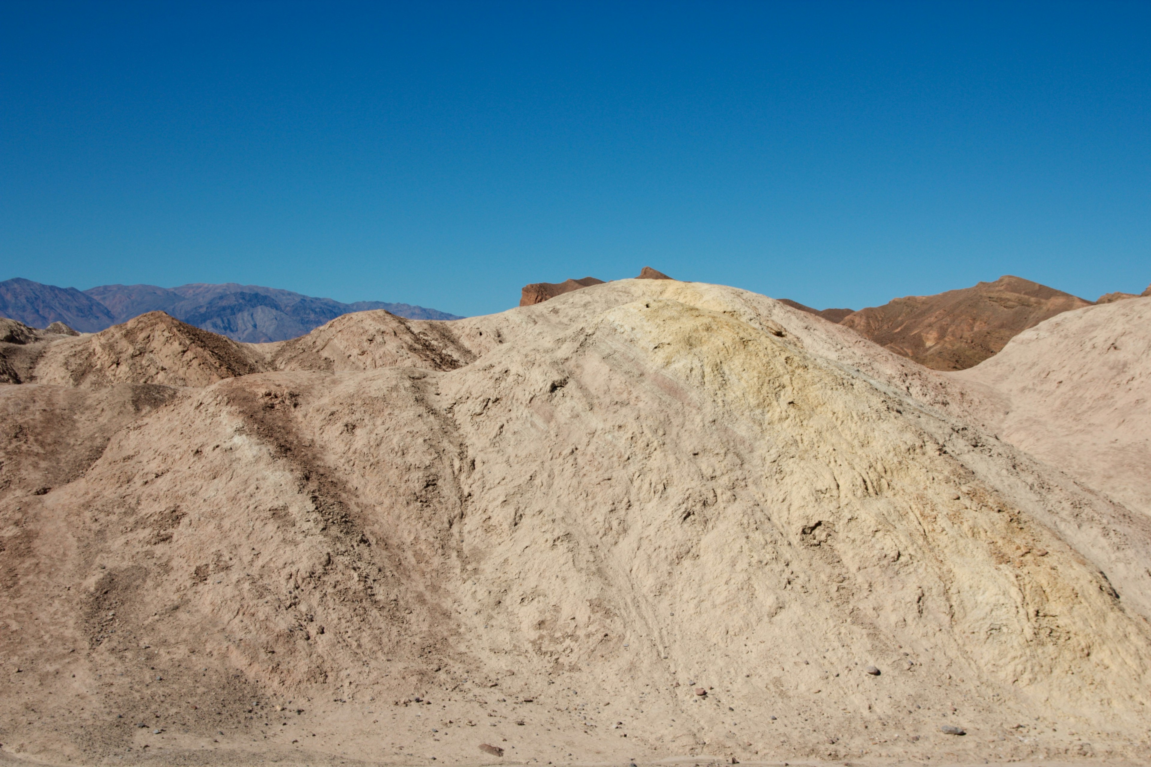 Un paesaggio di dune di sabbia sotto un cielo blu