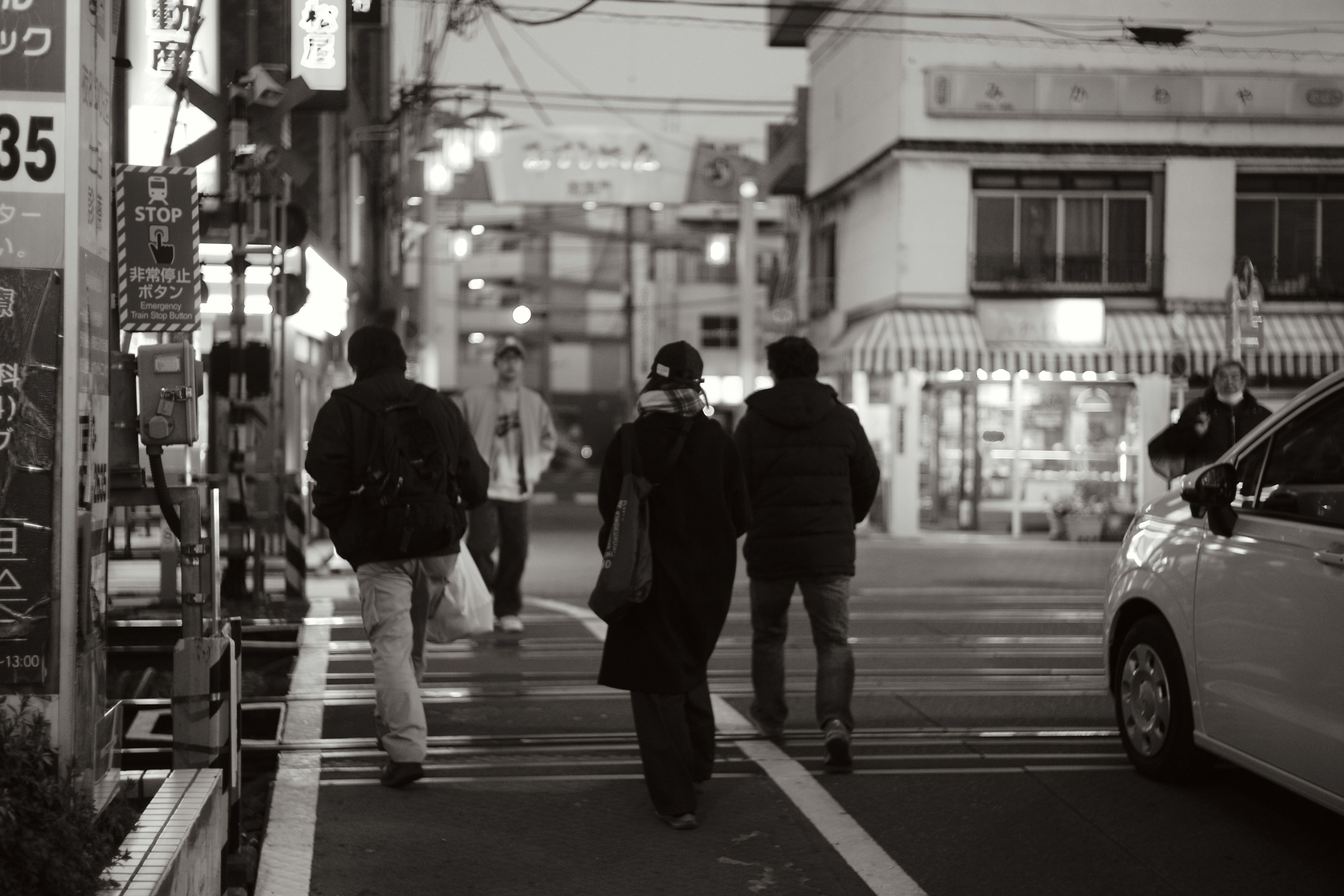 夜の街を歩く人々と車の風景