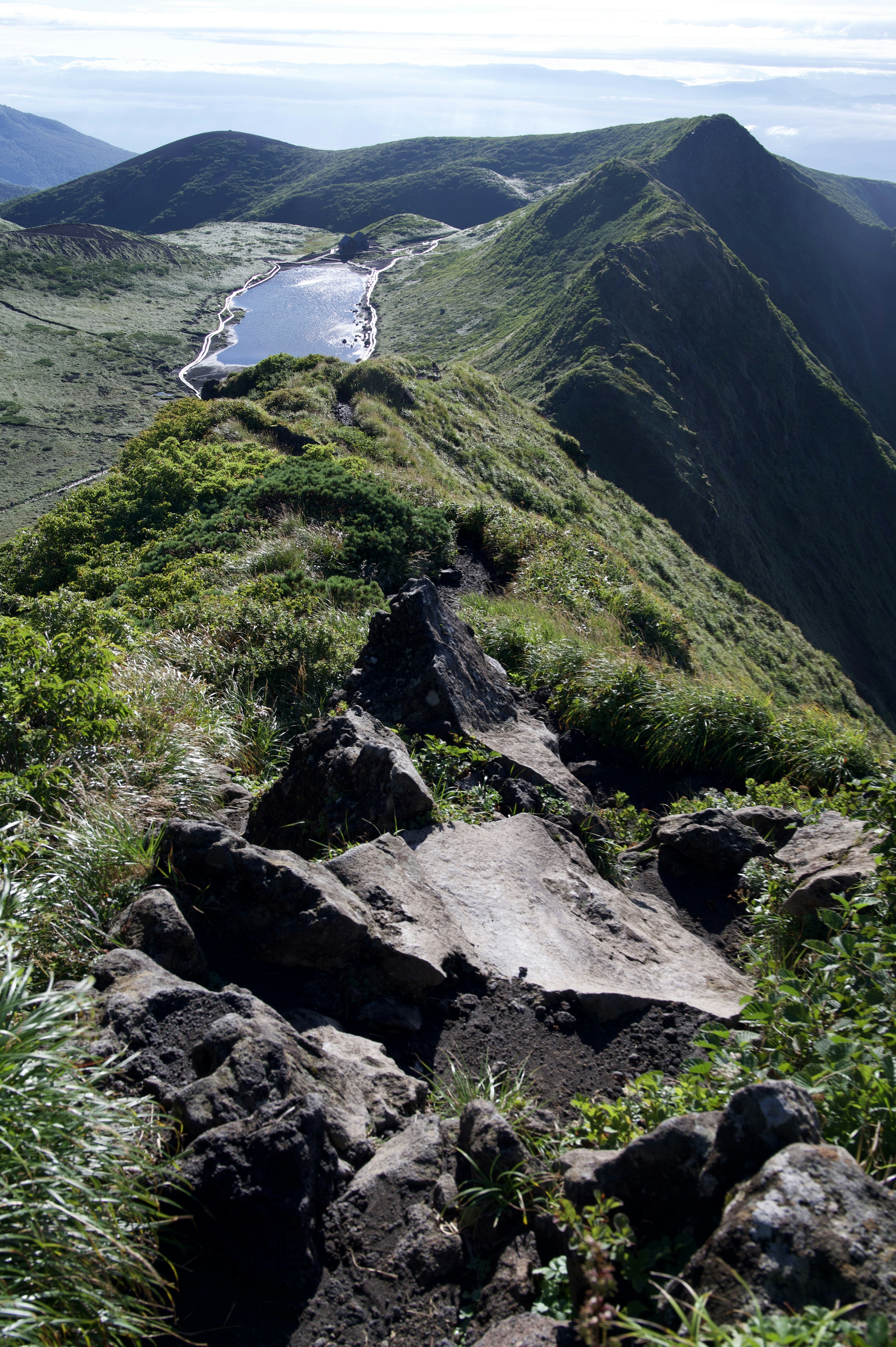 美しい山の頂上と緑の草原が広がる風景