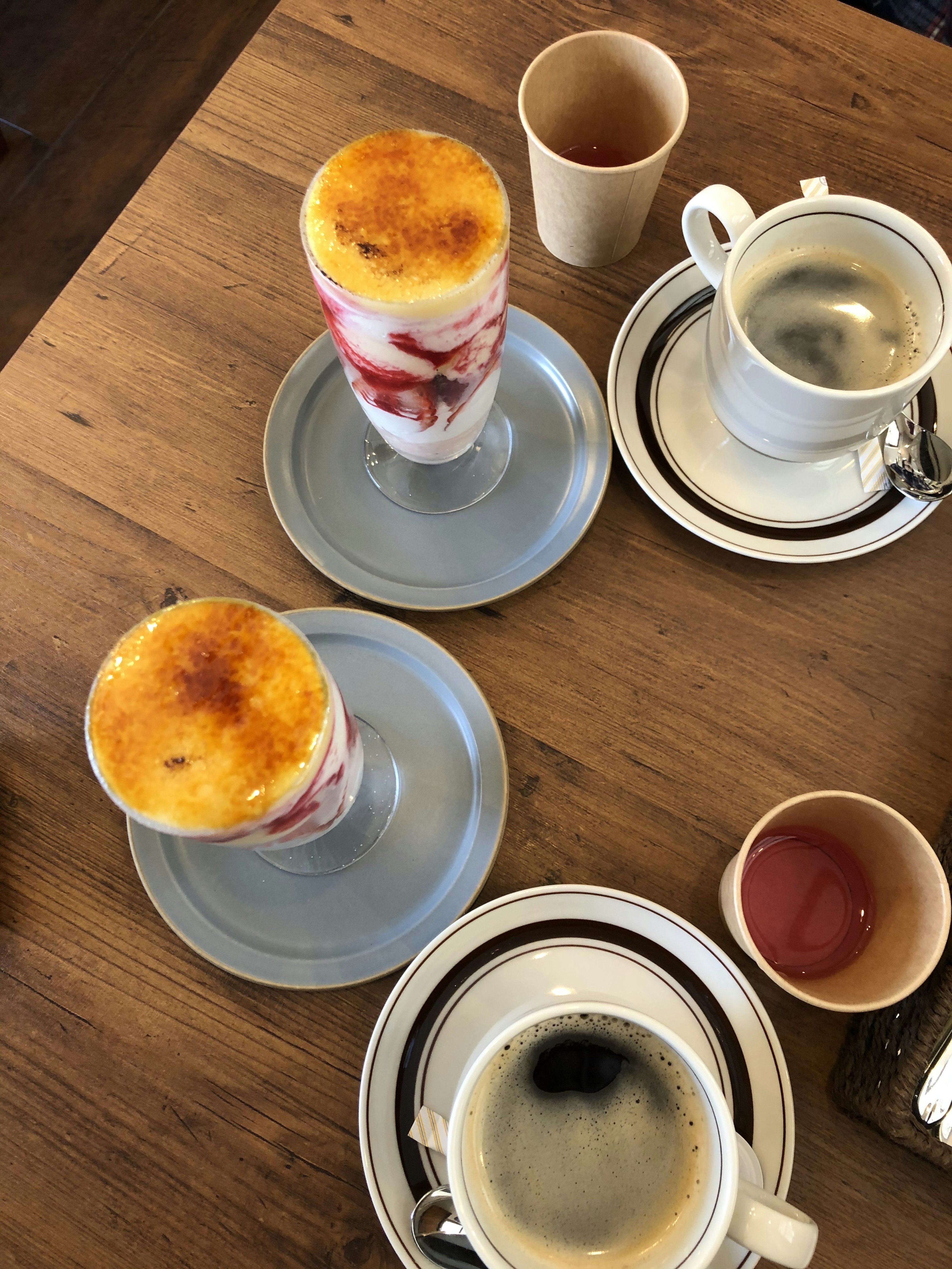 Conjunto de postre y café sobre una mesa de madera