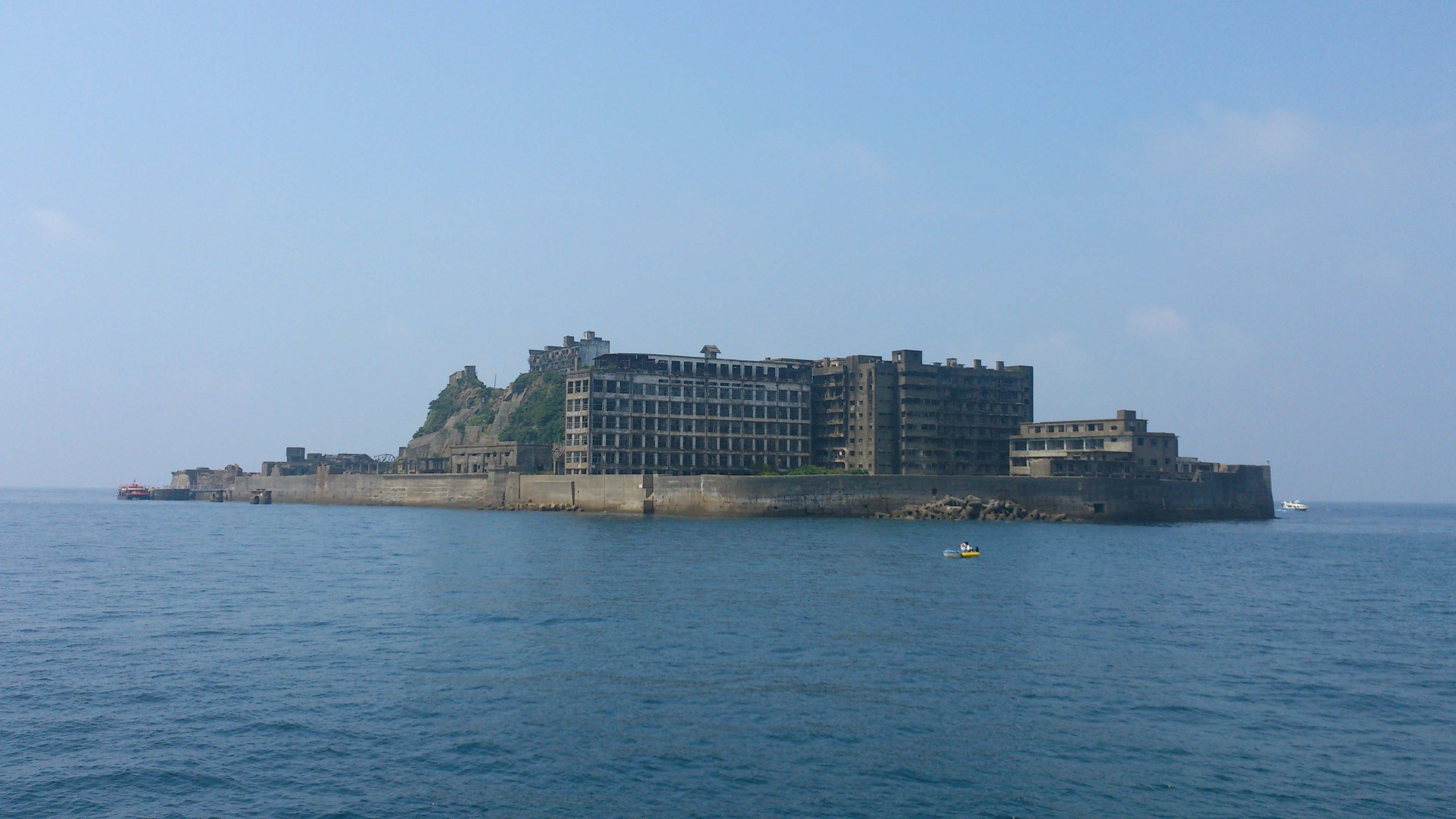 Rovine di Gunkanjima che galleggiano nel mare