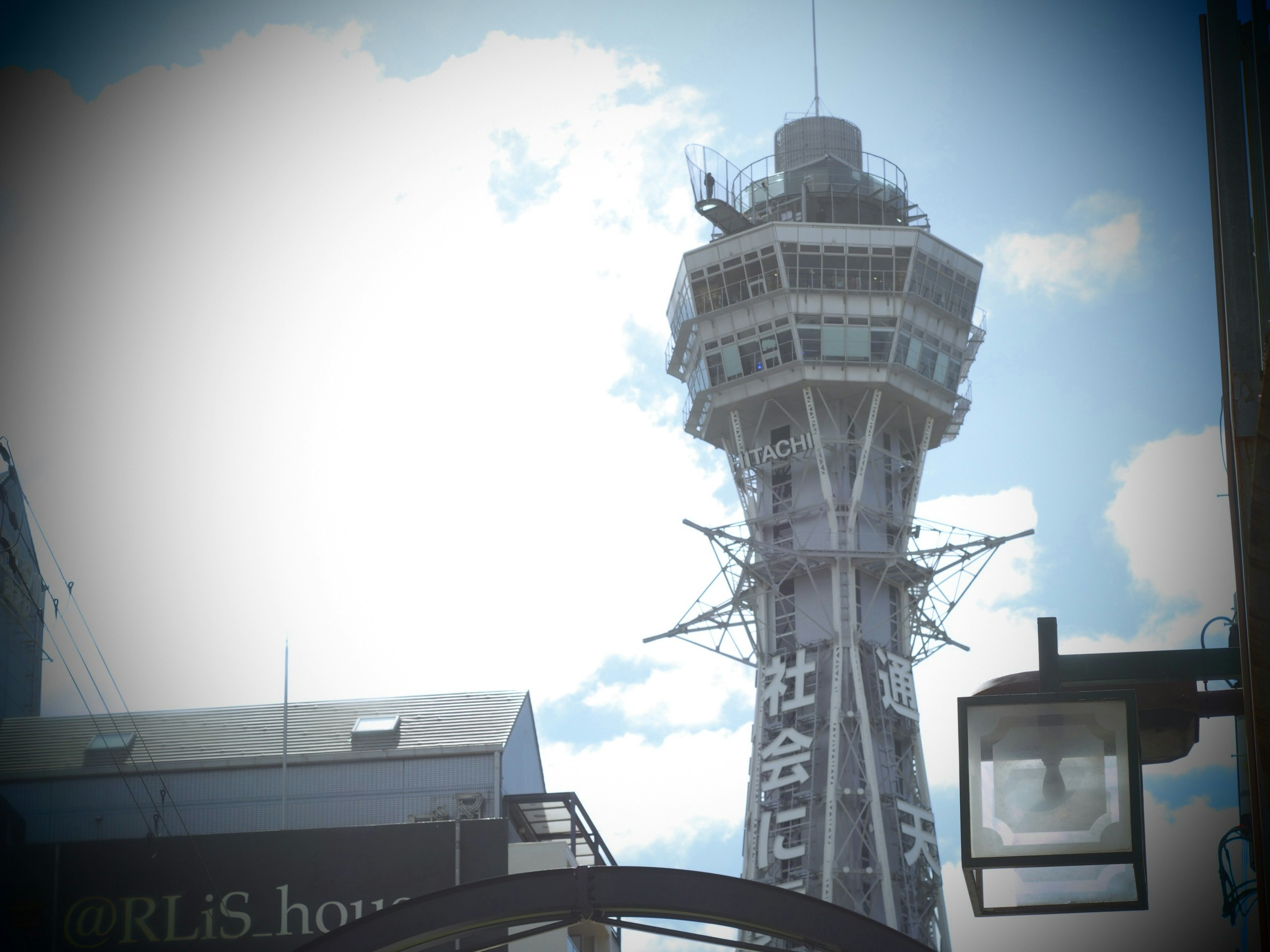 Gros plan de la tour Tsutenkaku d'Osaka avec un ciel bleu et des nuages en arrière-plan