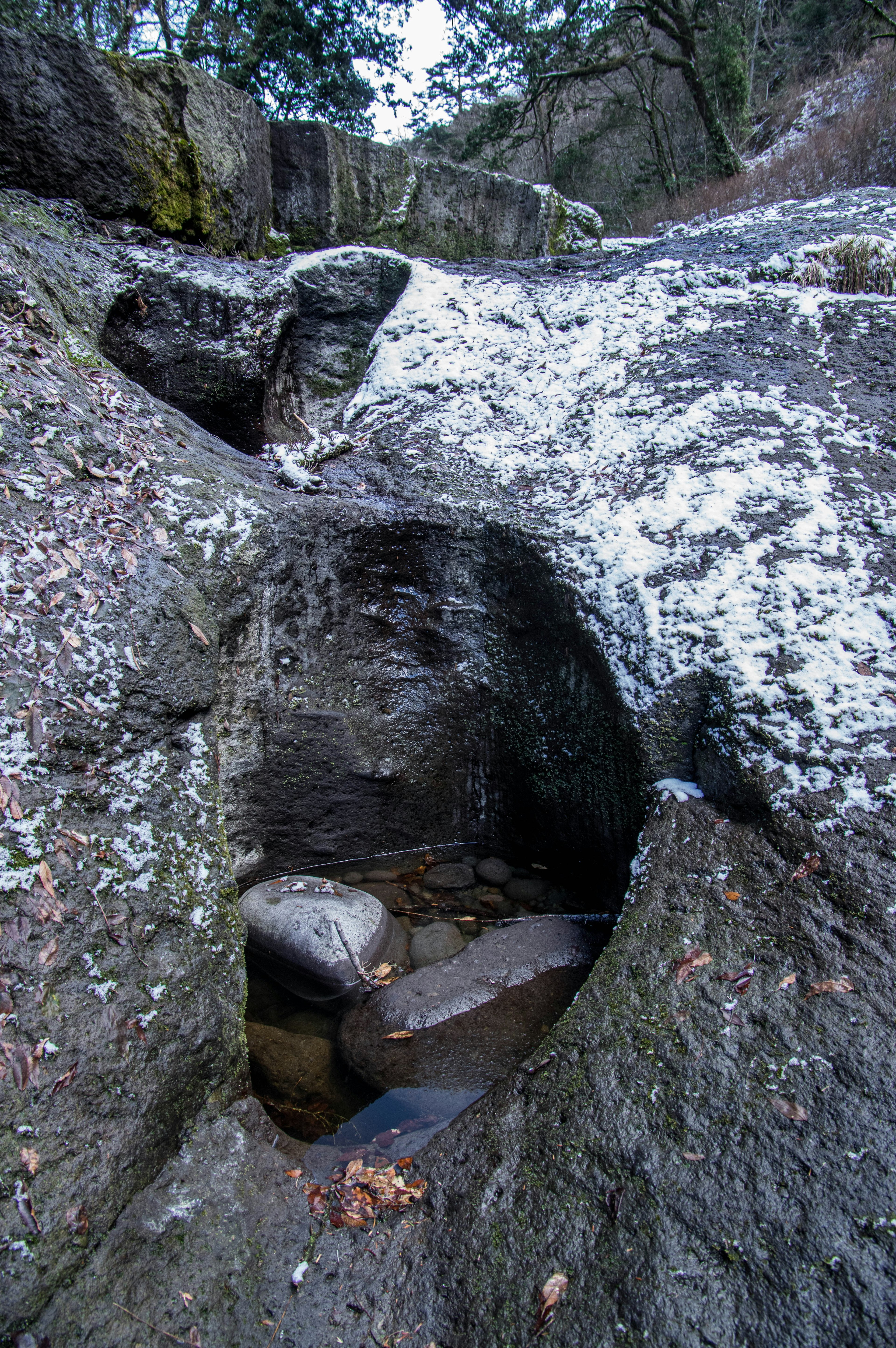 Une petite flaque d'eau entre des rochers dans un cadre naturel