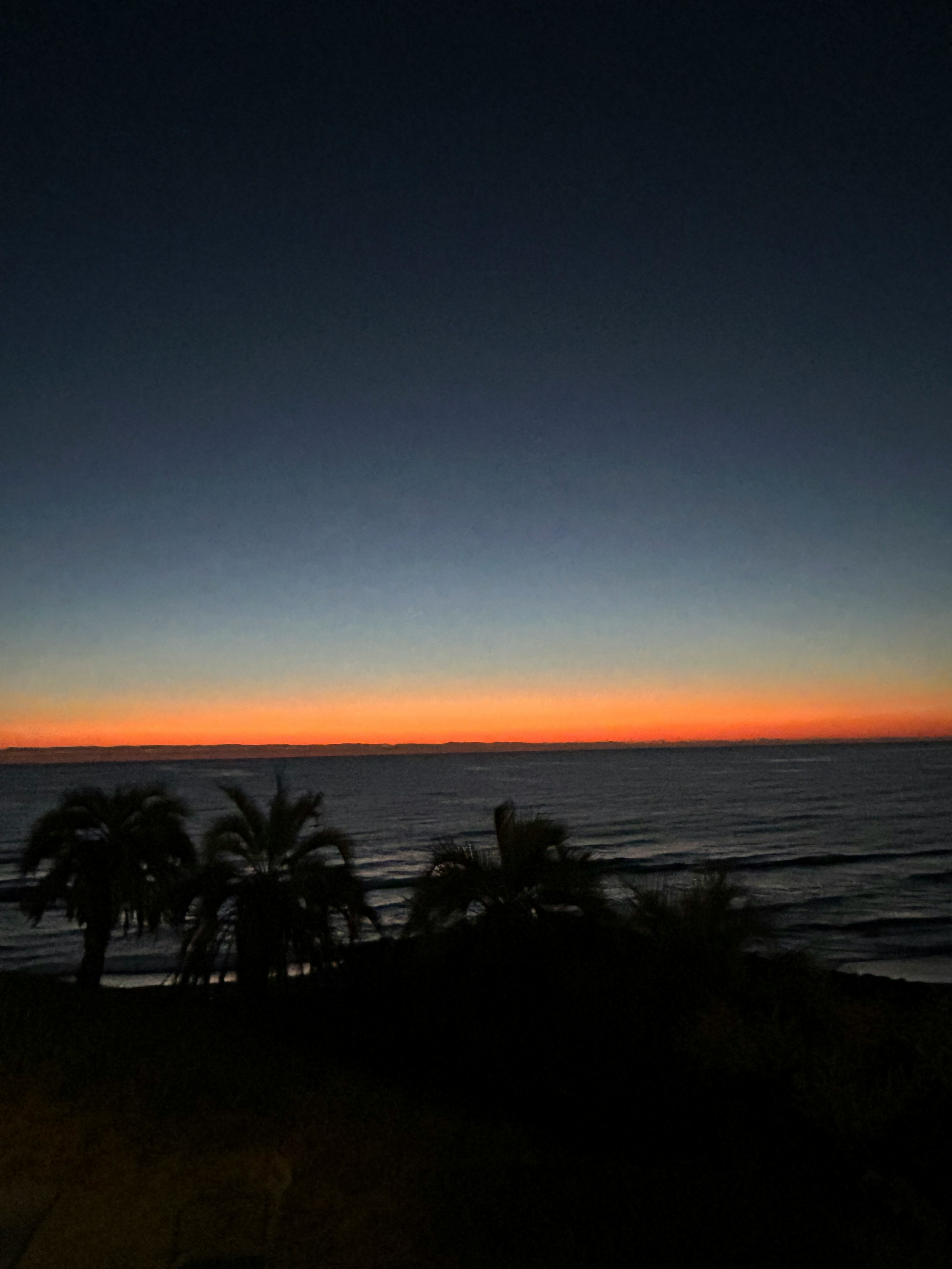 夕暮れの海と空のグラデーションが美しい風景