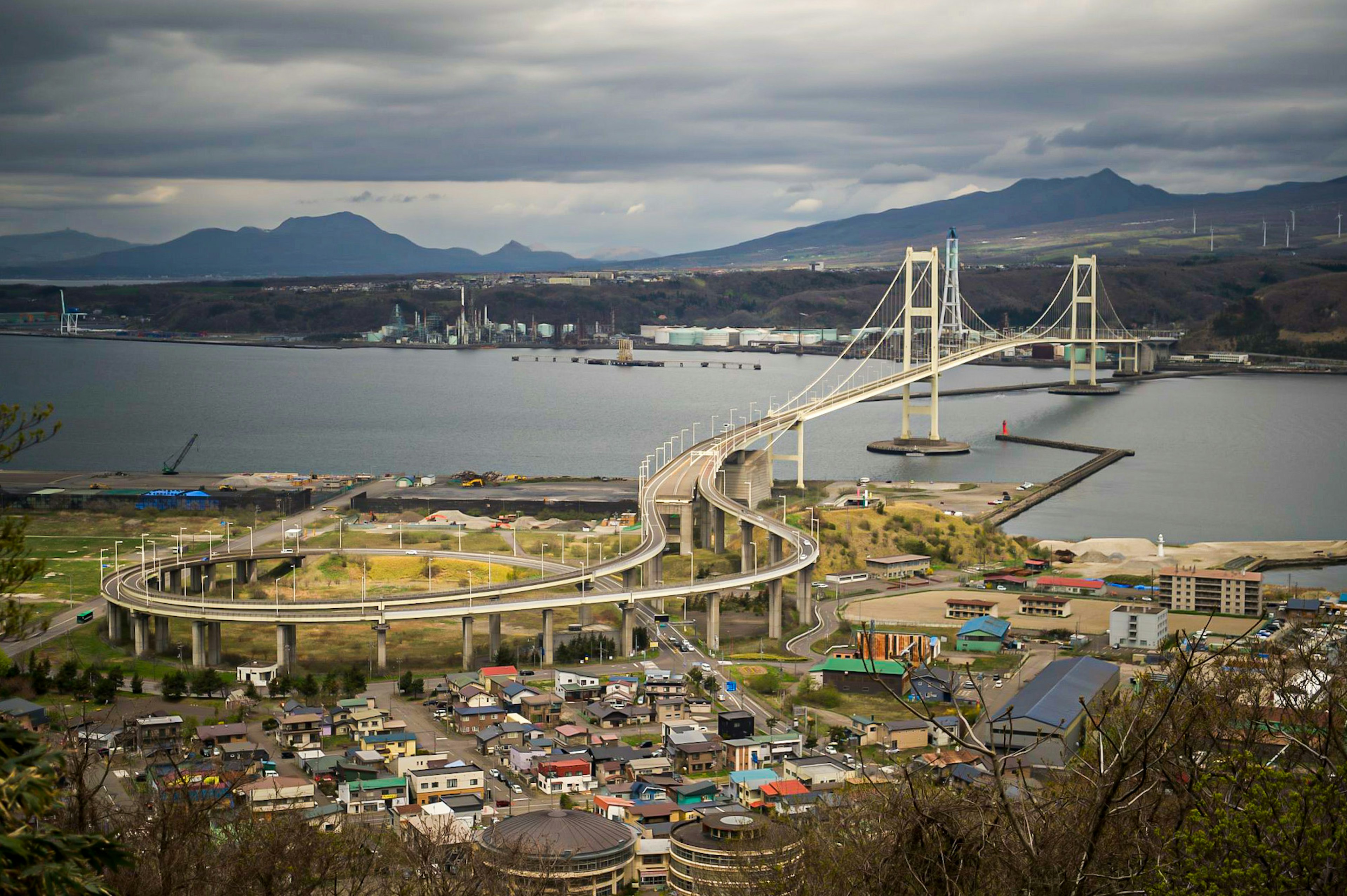 美しい海と橋の景色が広がる風景