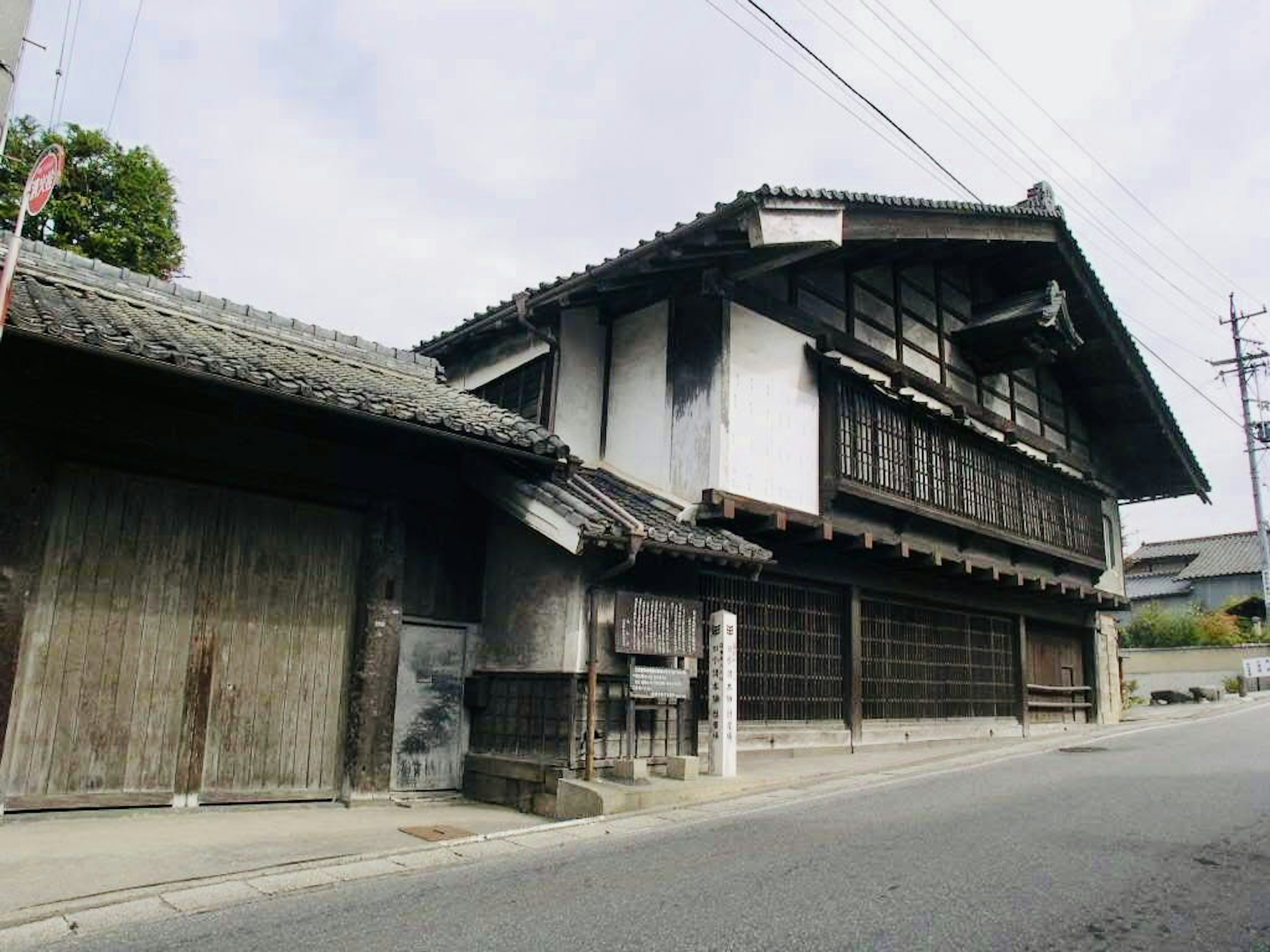 Eksterior rumah tradisional Jepang dengan struktur kayu