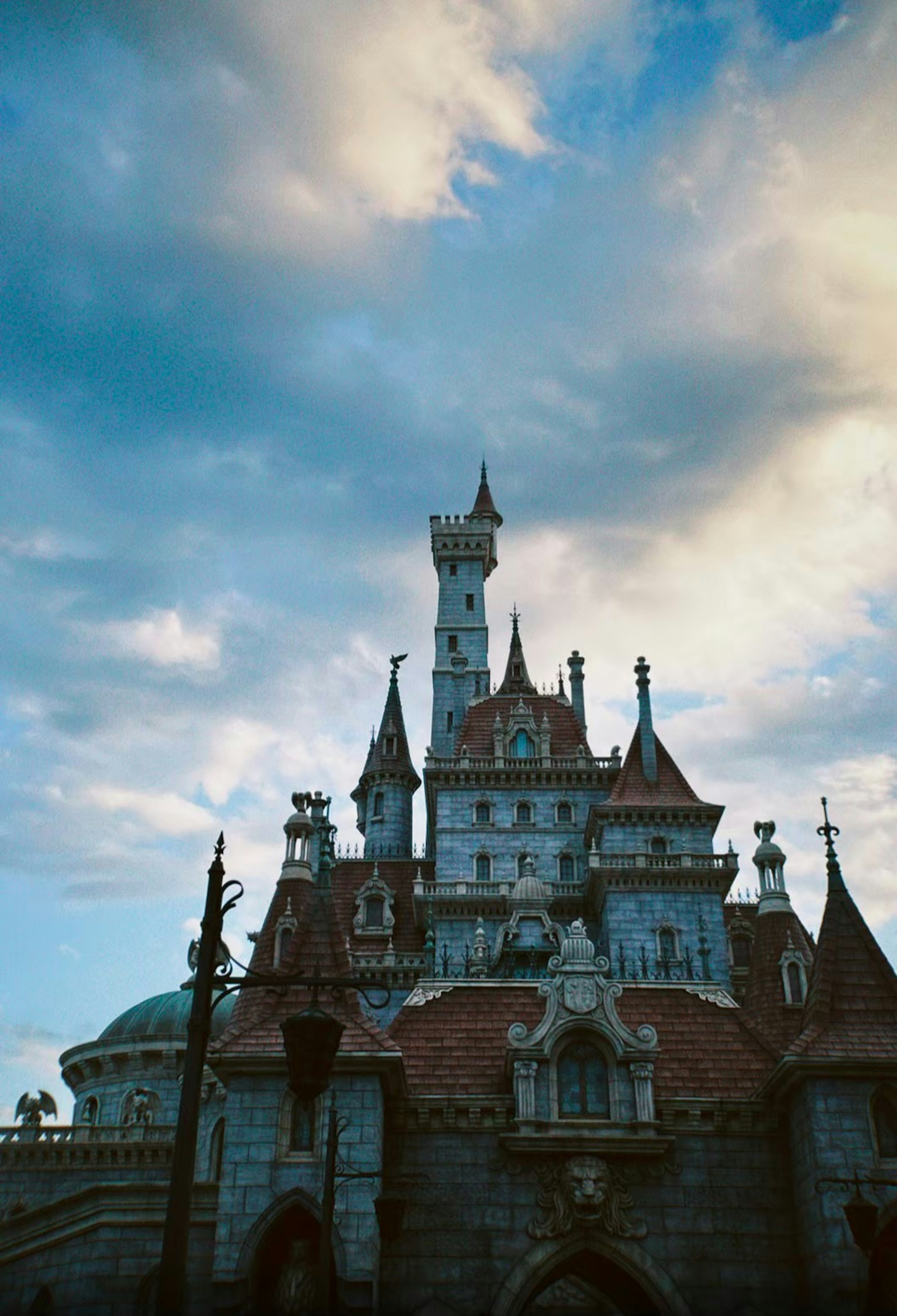 Château majestueux avec une architecture complexe sous un ciel bleu