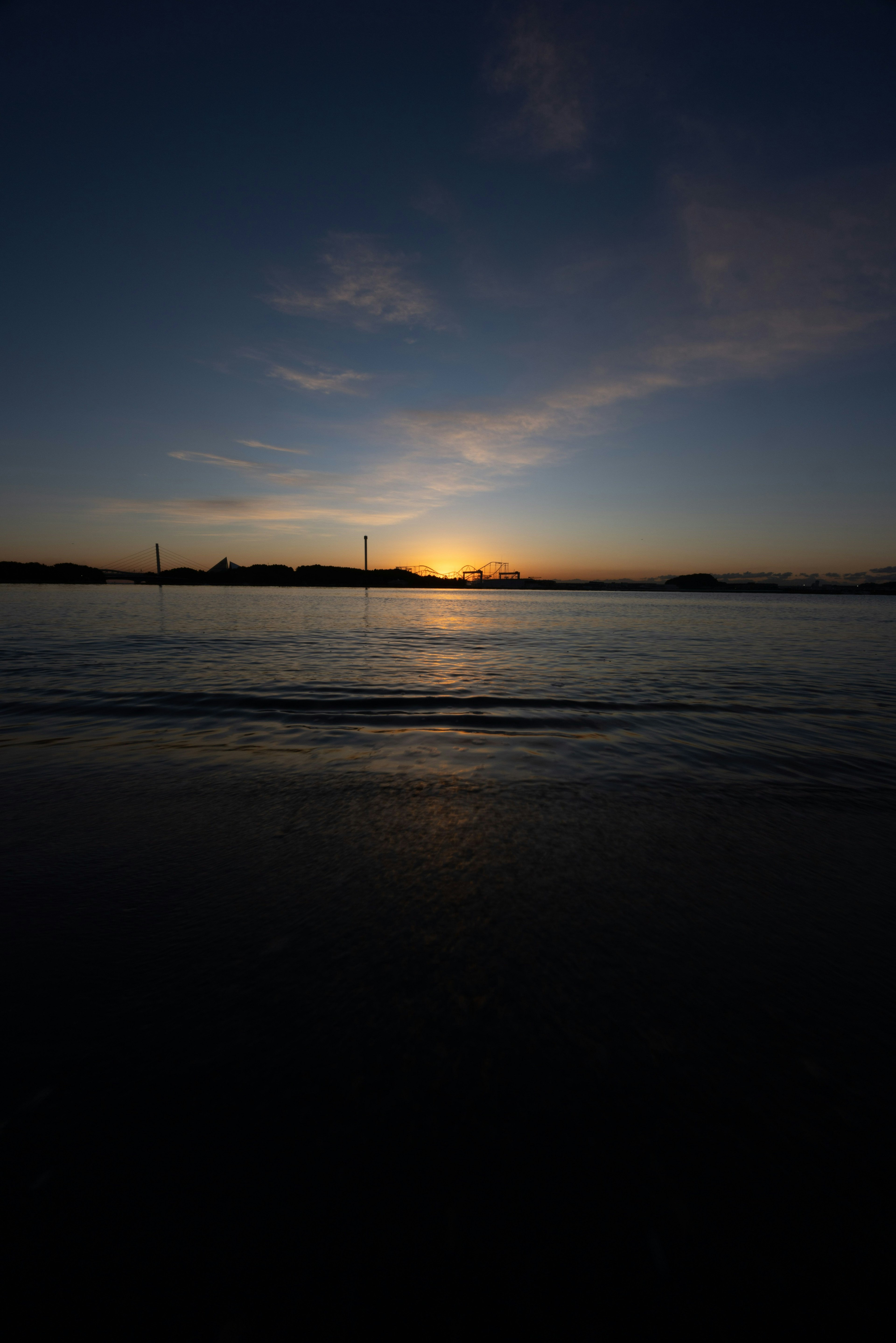 夕日が海に沈む美しい風景 水面に反射する光