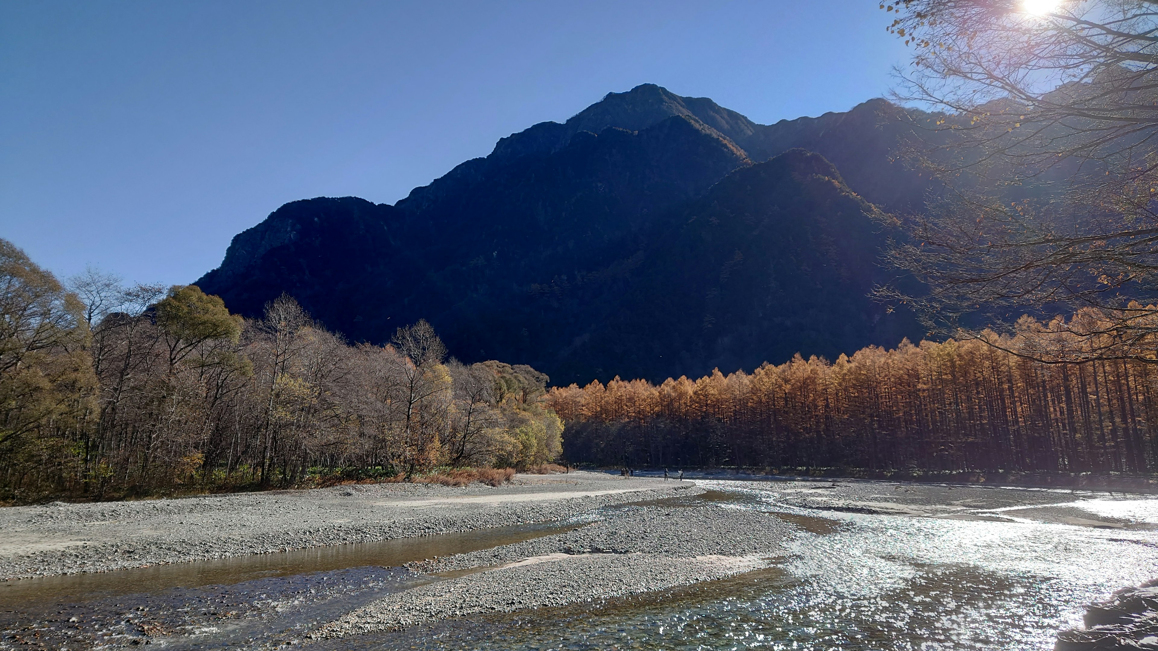 Malerei von Bergen und Fluss mit Herbstlaub