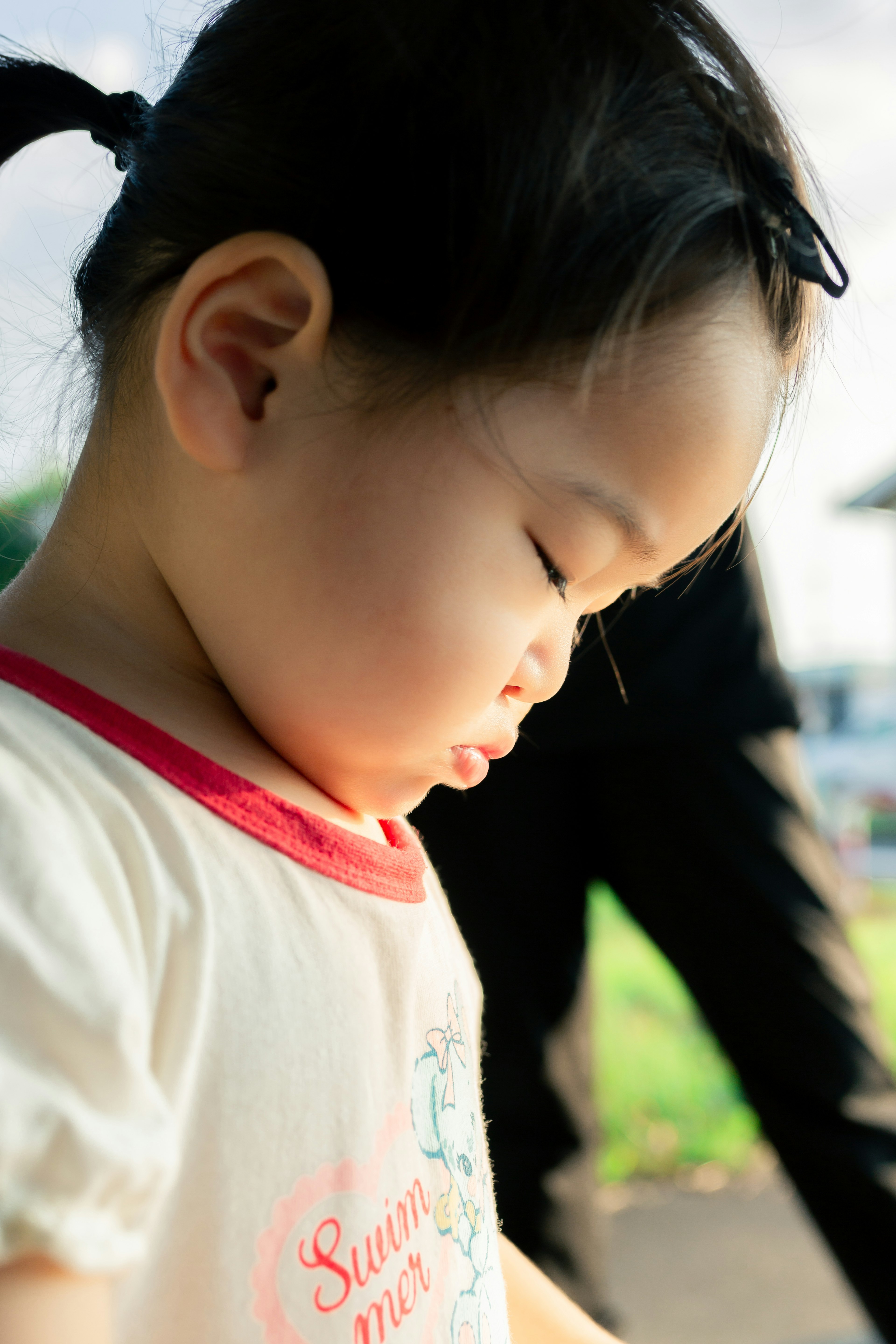 子供が目を閉じている姿 近くに大人の影