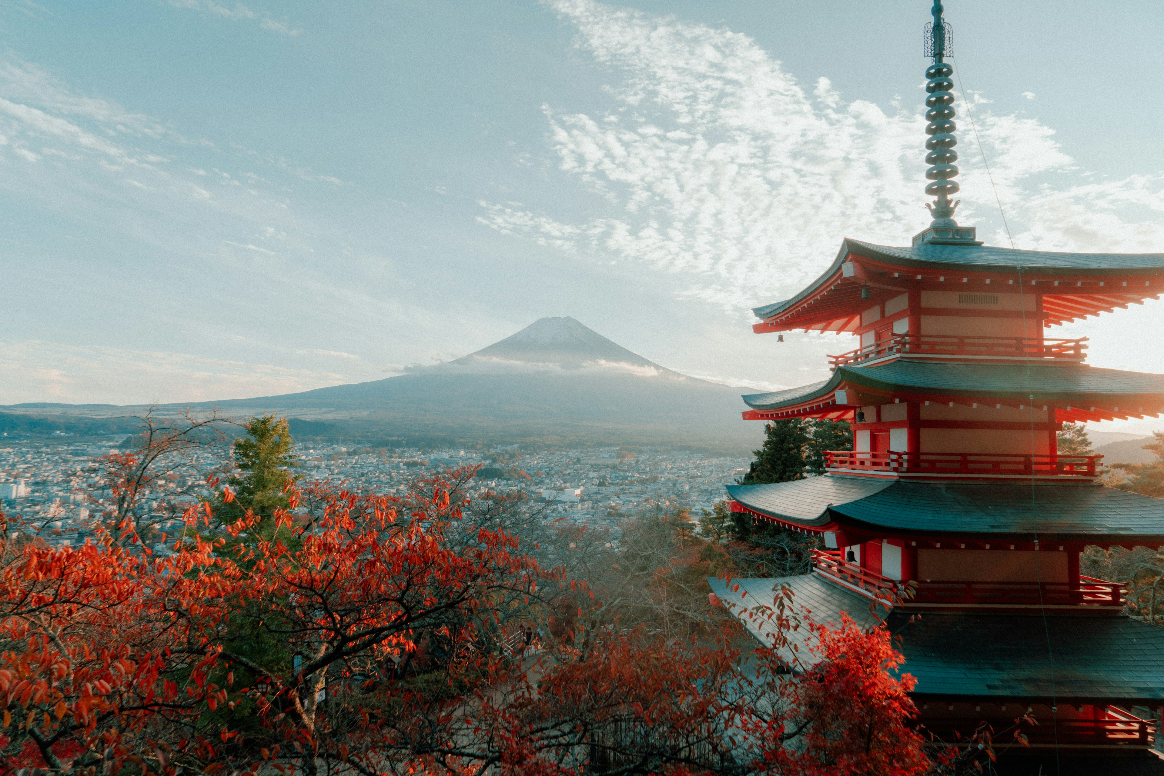 美しい紅葉のある富士山を背景にした五重塔の風景