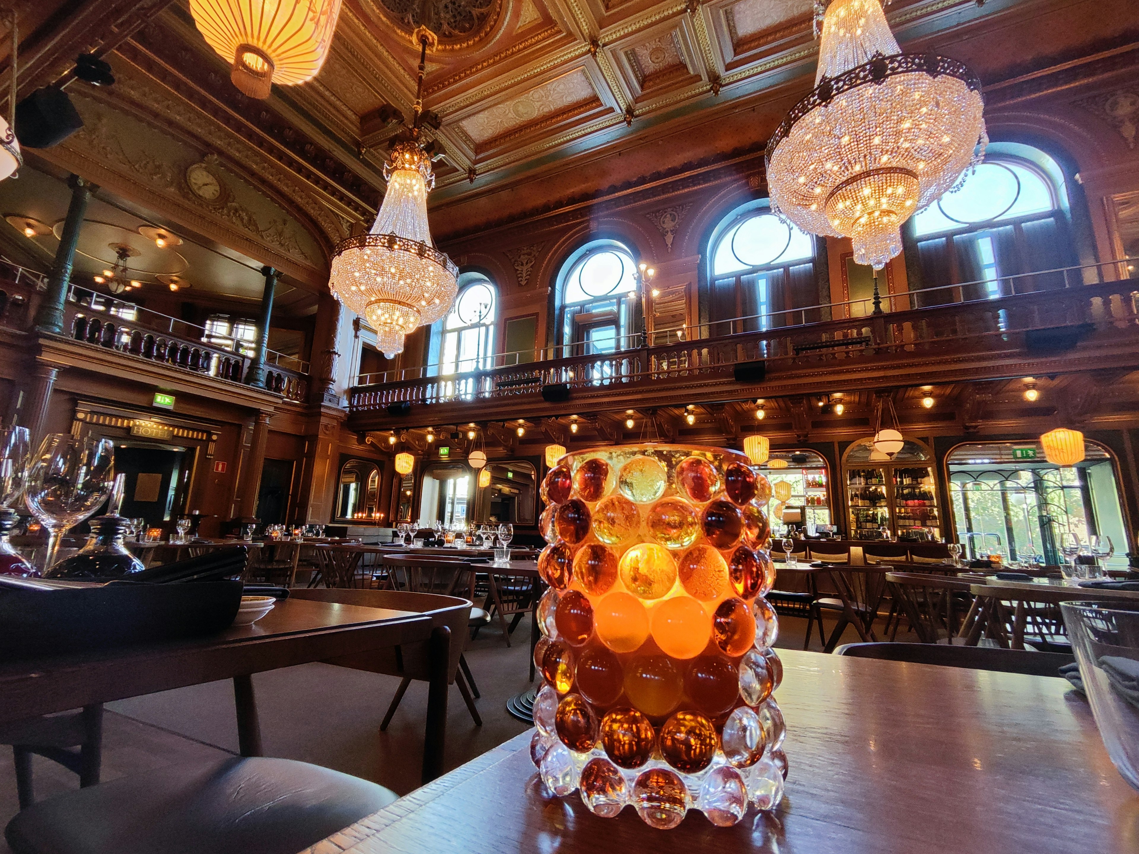 Intérieur de restaurant élégant avec de magnifiques lustres et lampes décoratives