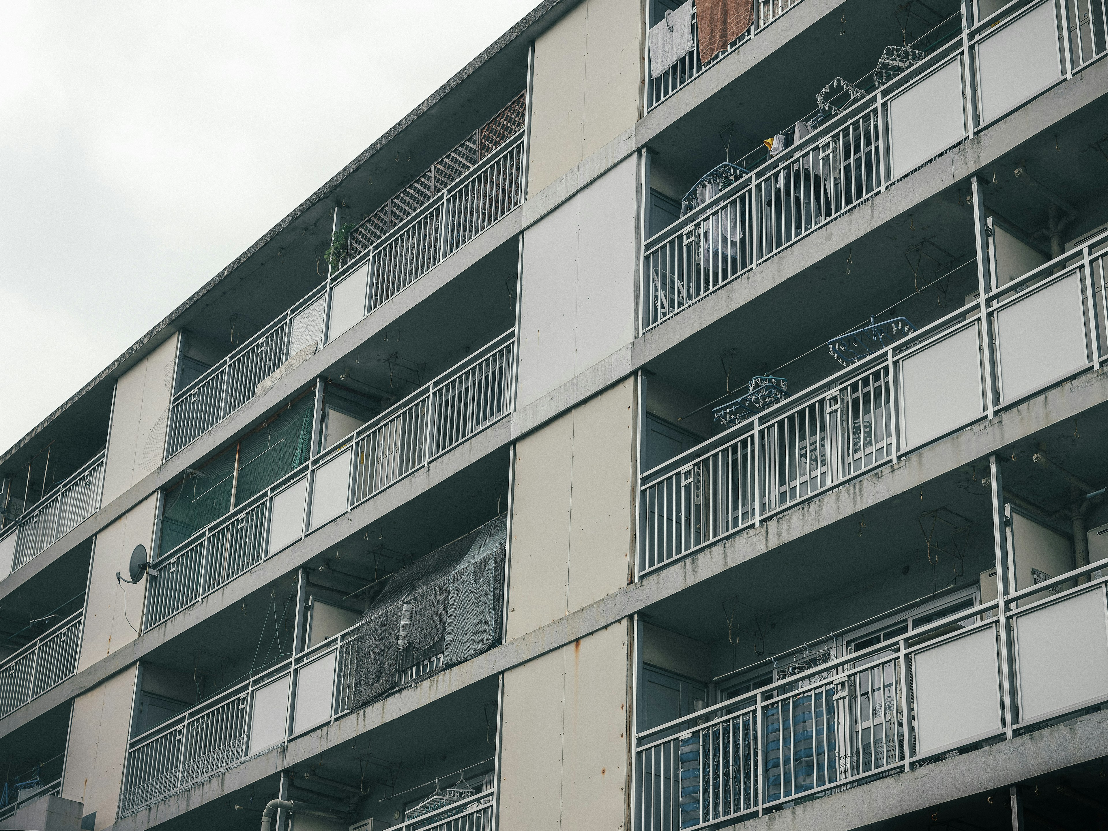 Tampilan eksterior gedung apartemen dengan balkon