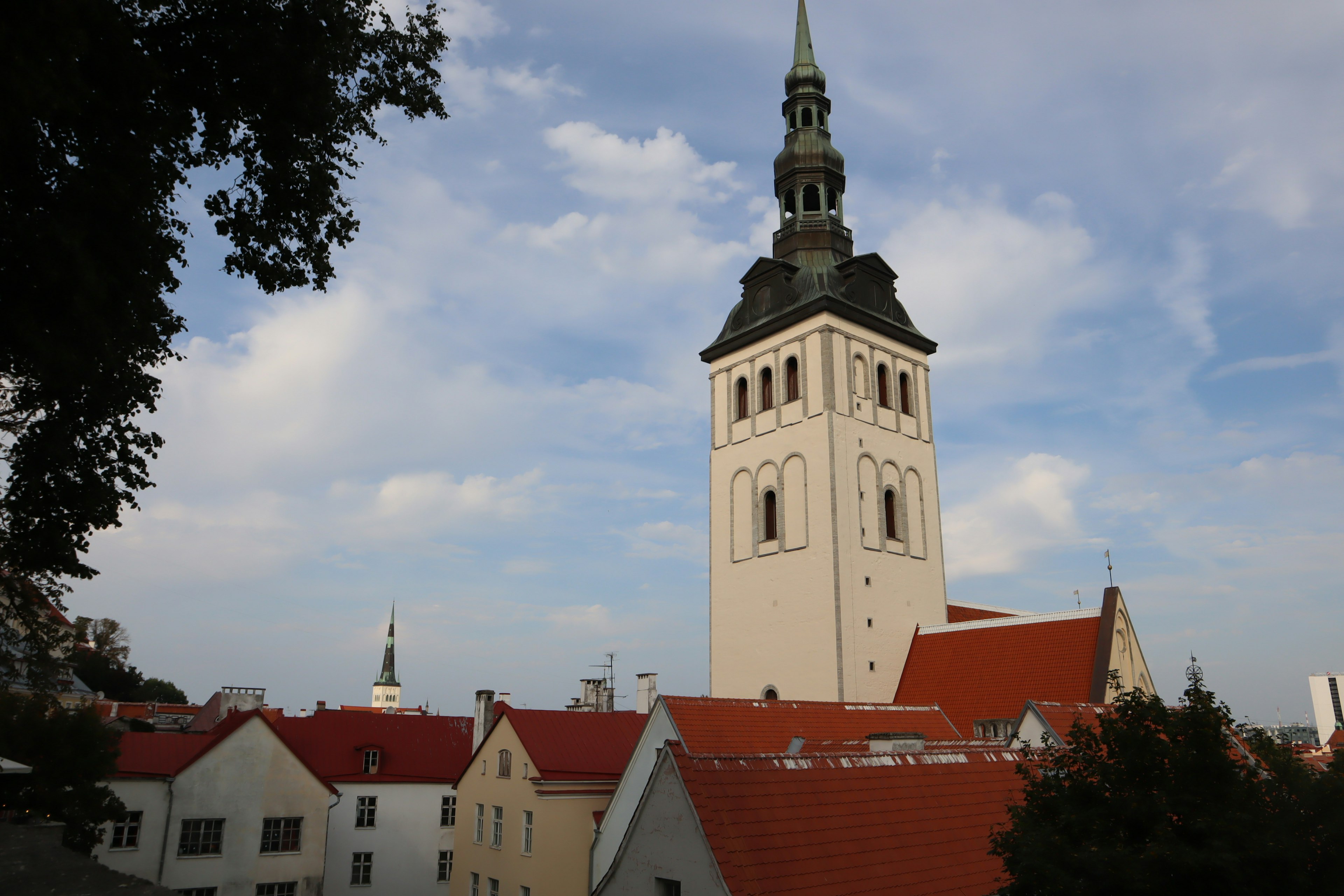 Torre de la iglesia de San Olaf en Tallin en un paisaje pintoresco