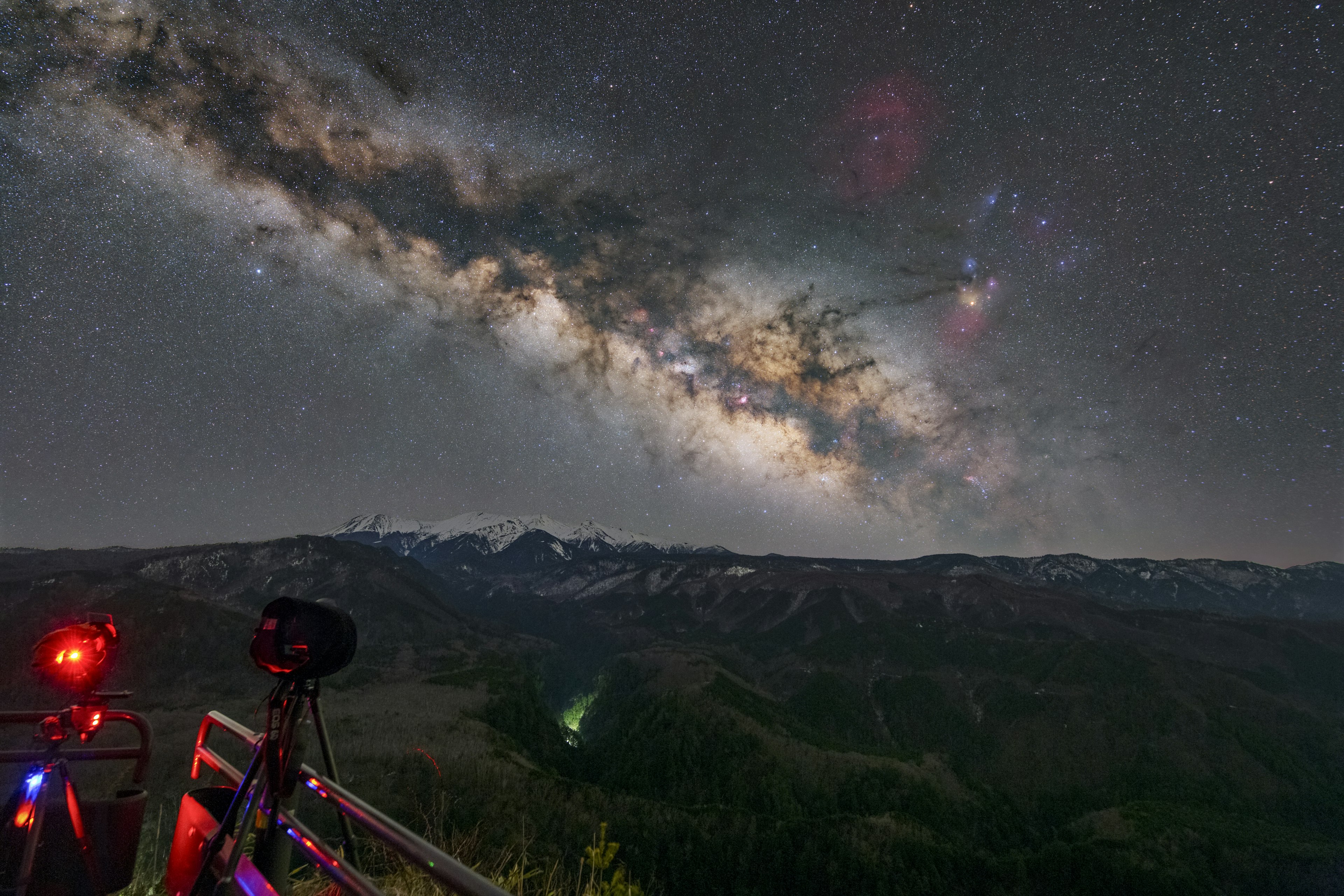 Paesaggio con la Via Lattea sotto un cielo stellato e attrezzatura fotografica