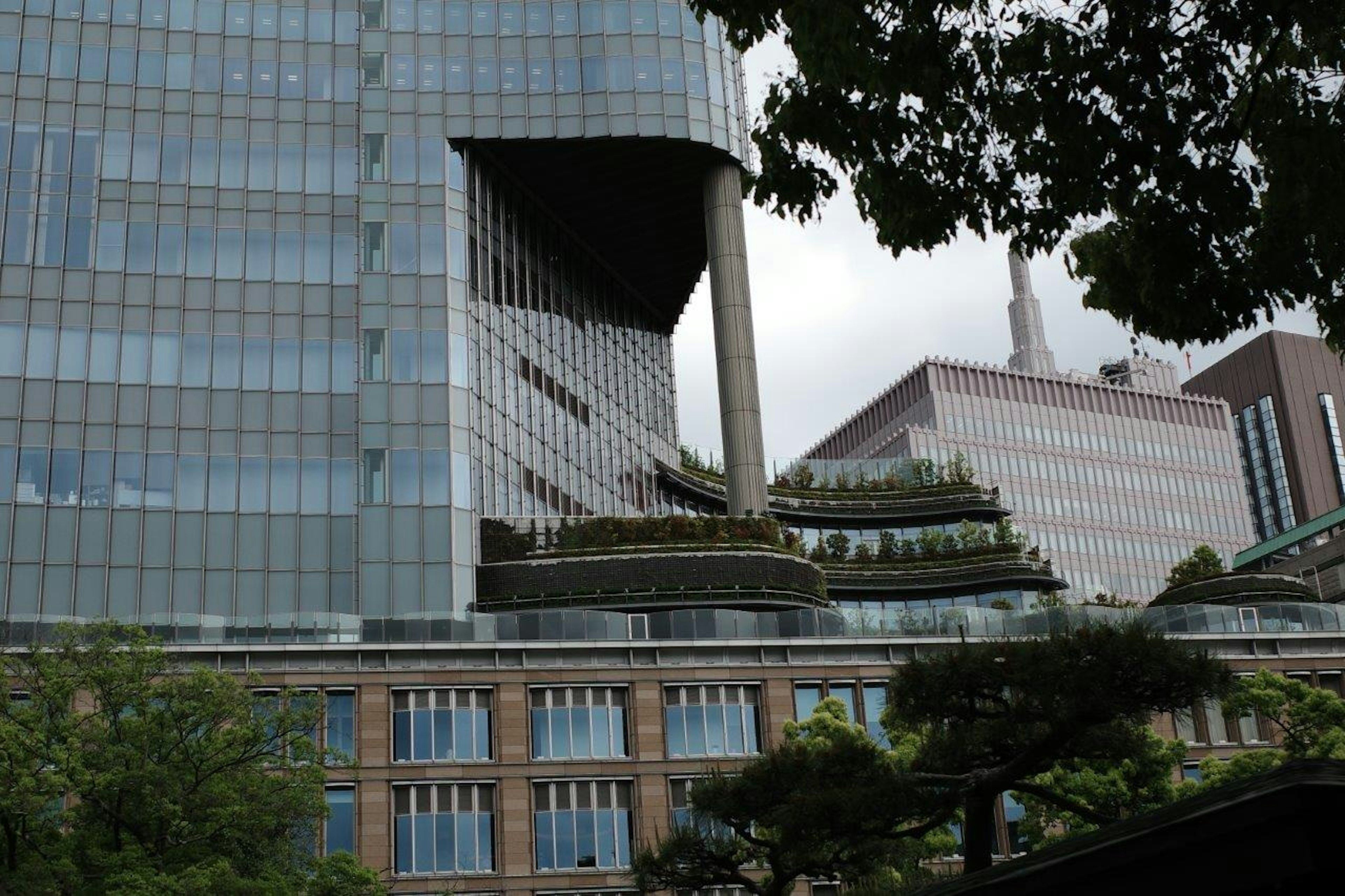 Bâtiment moderne avec terrasses vertes dans un cadre urbain