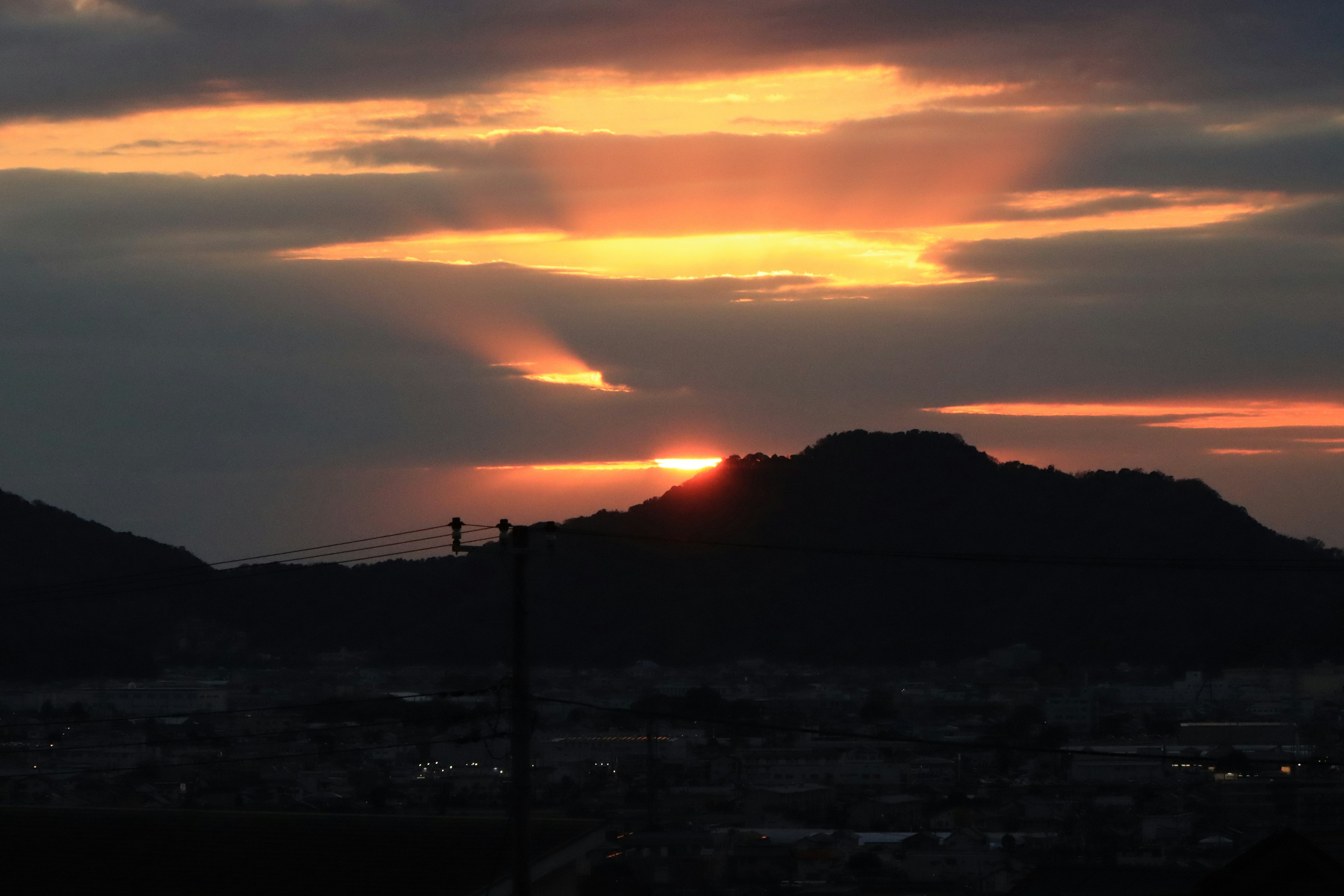 Paysage de coucher de soleil illuminant les montagnes