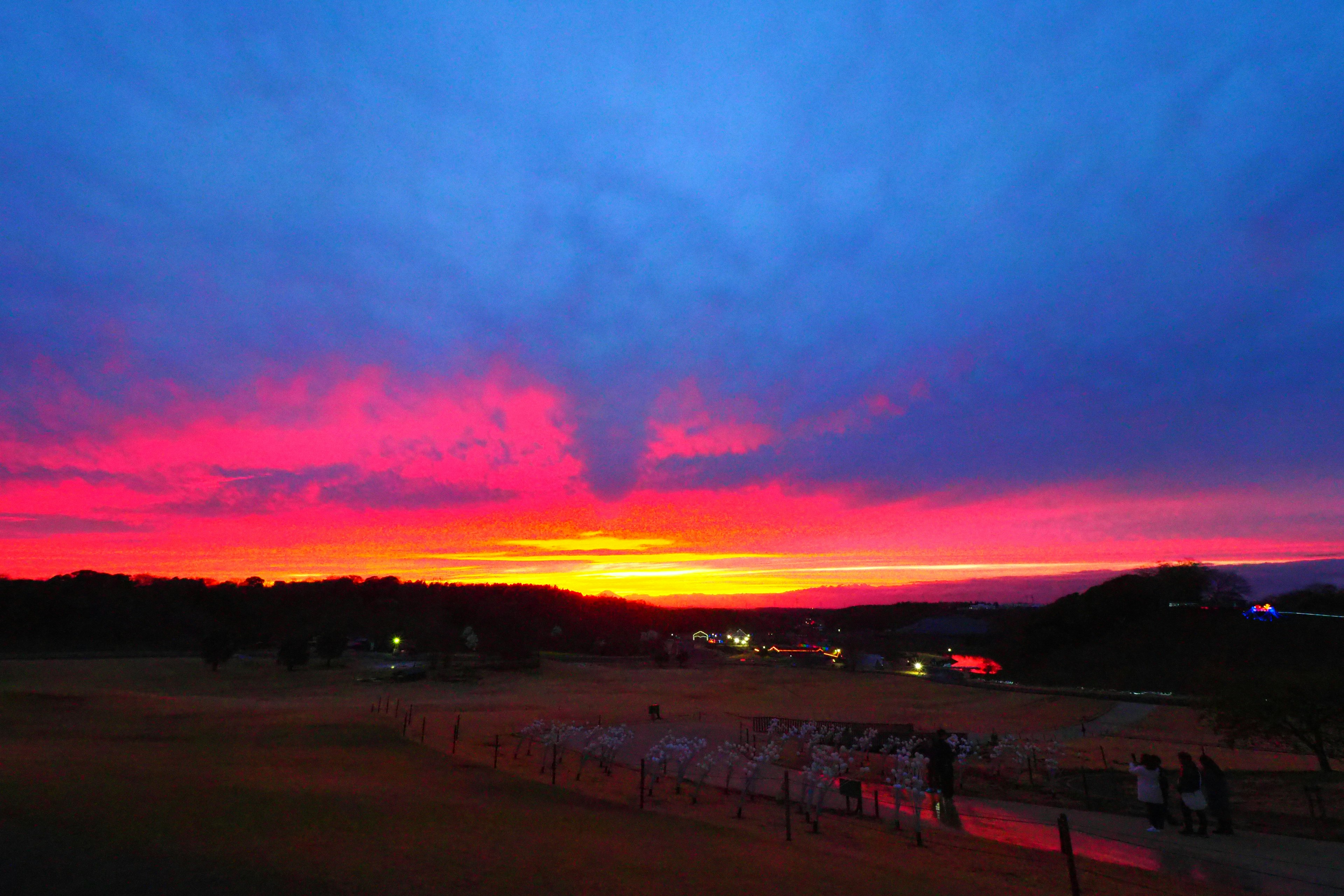 Splendido tramonto con colori vivaci e silhouette all'orizzonte