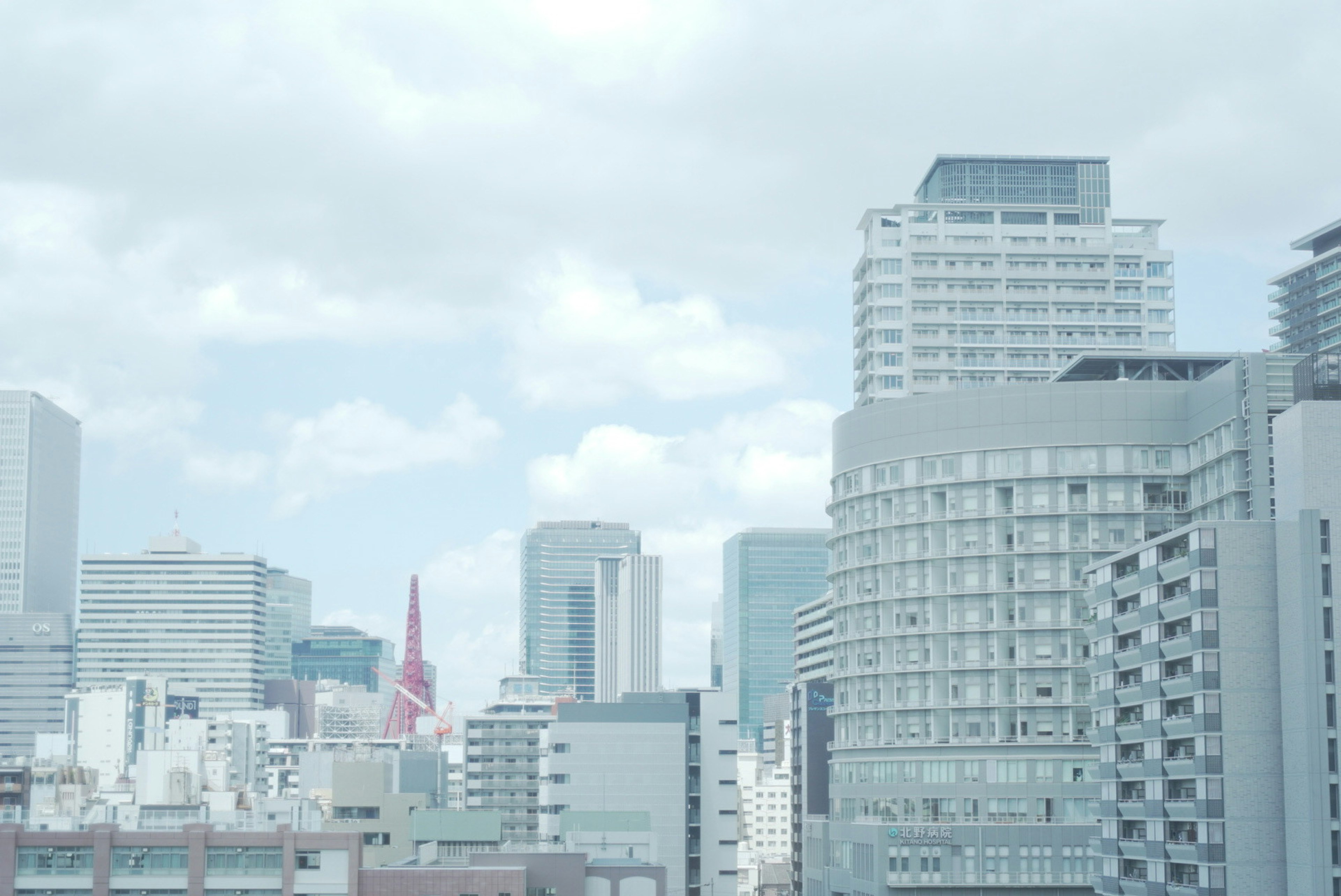 Grattacieli moderni di Tokyo sotto un cielo nuvoloso