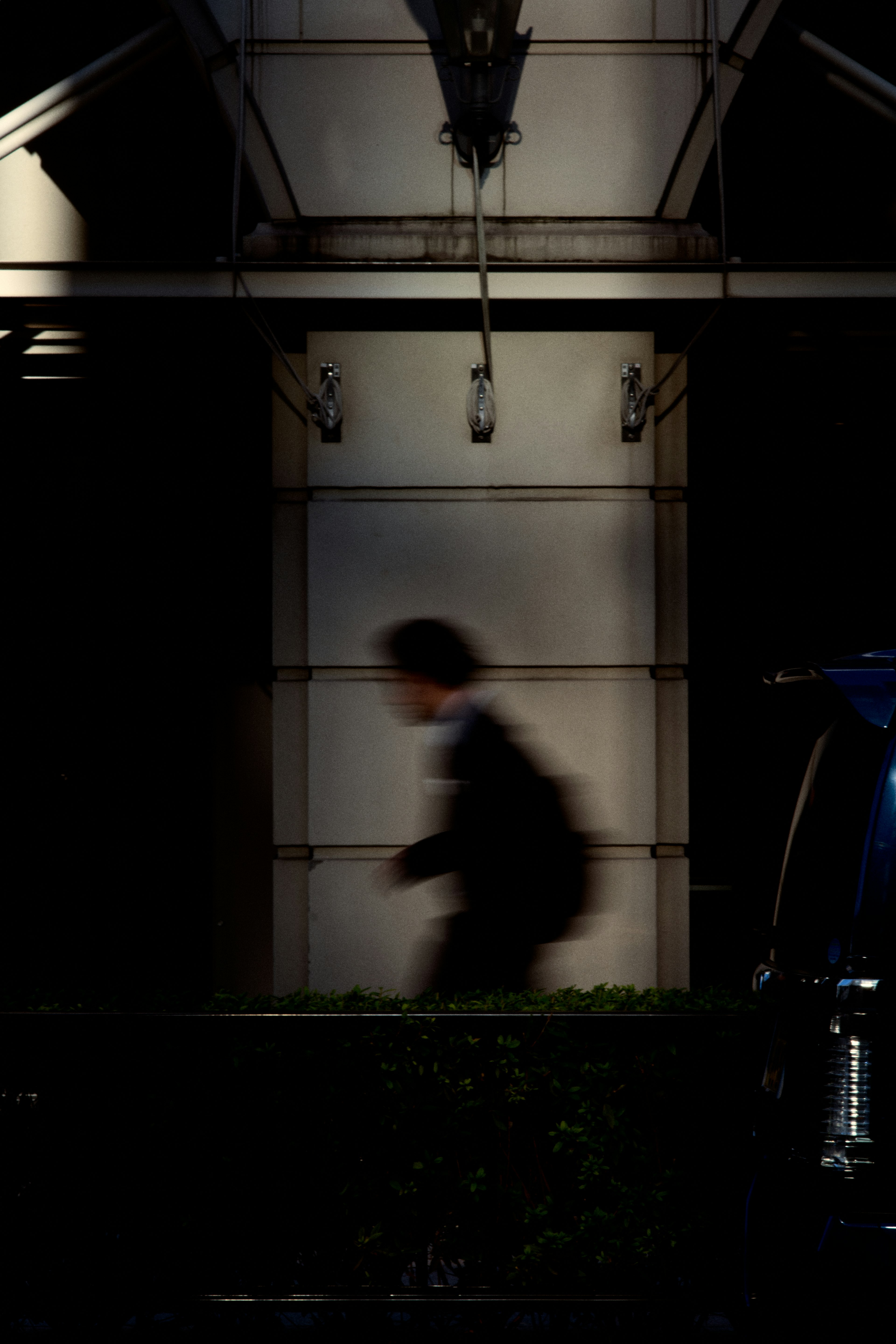 Silhouette floue d'une personne marchant sur un fond sombre